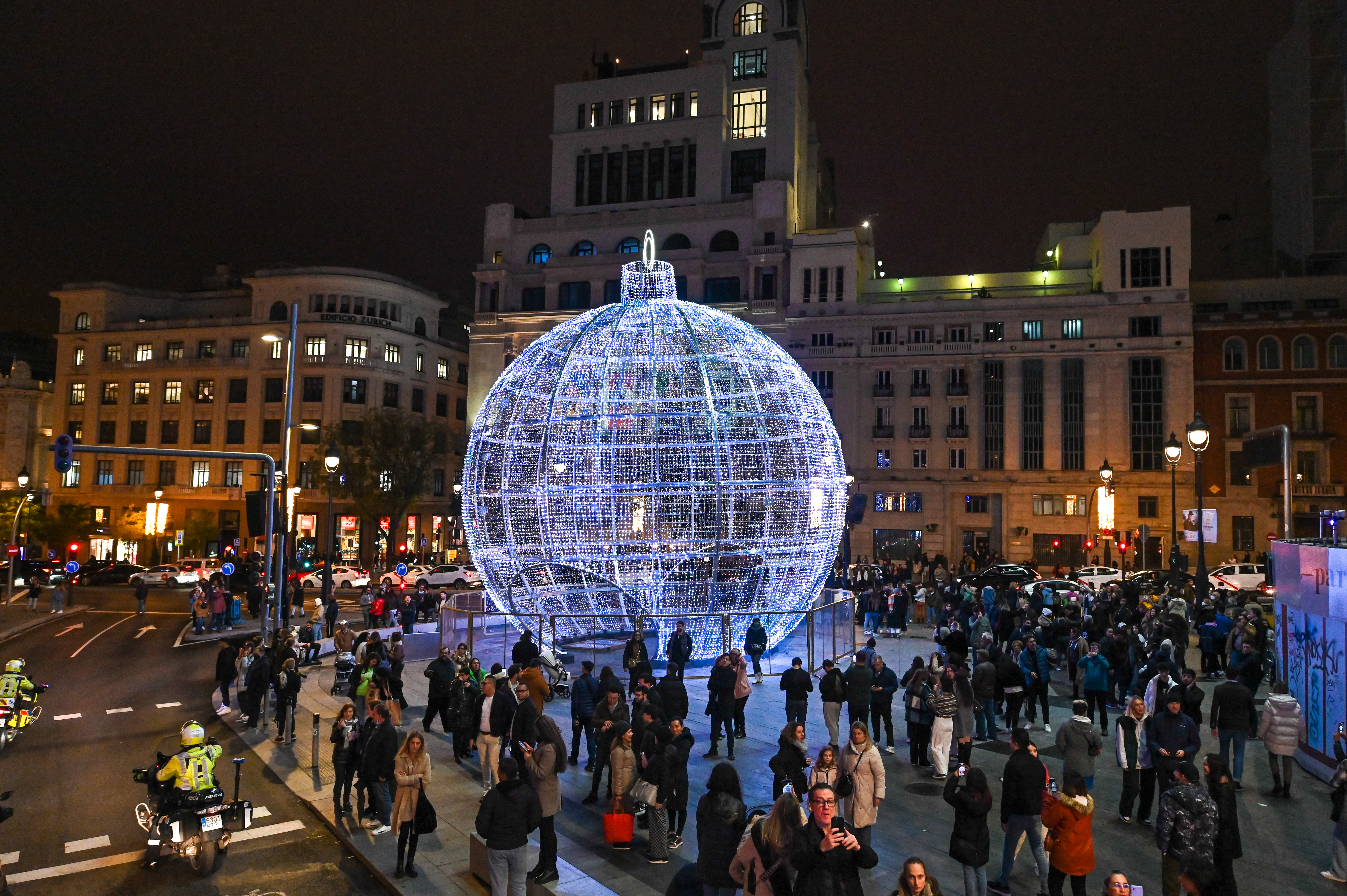 Vista de la confluencia de las calles Gran Vía y Alcalá, en Madrid, minutos después del encendido del alumbrado navideño del año pasado, el 24 de noviembre, por parte de Lucio Blazquez  en un acto celebrado en la plaza de España,