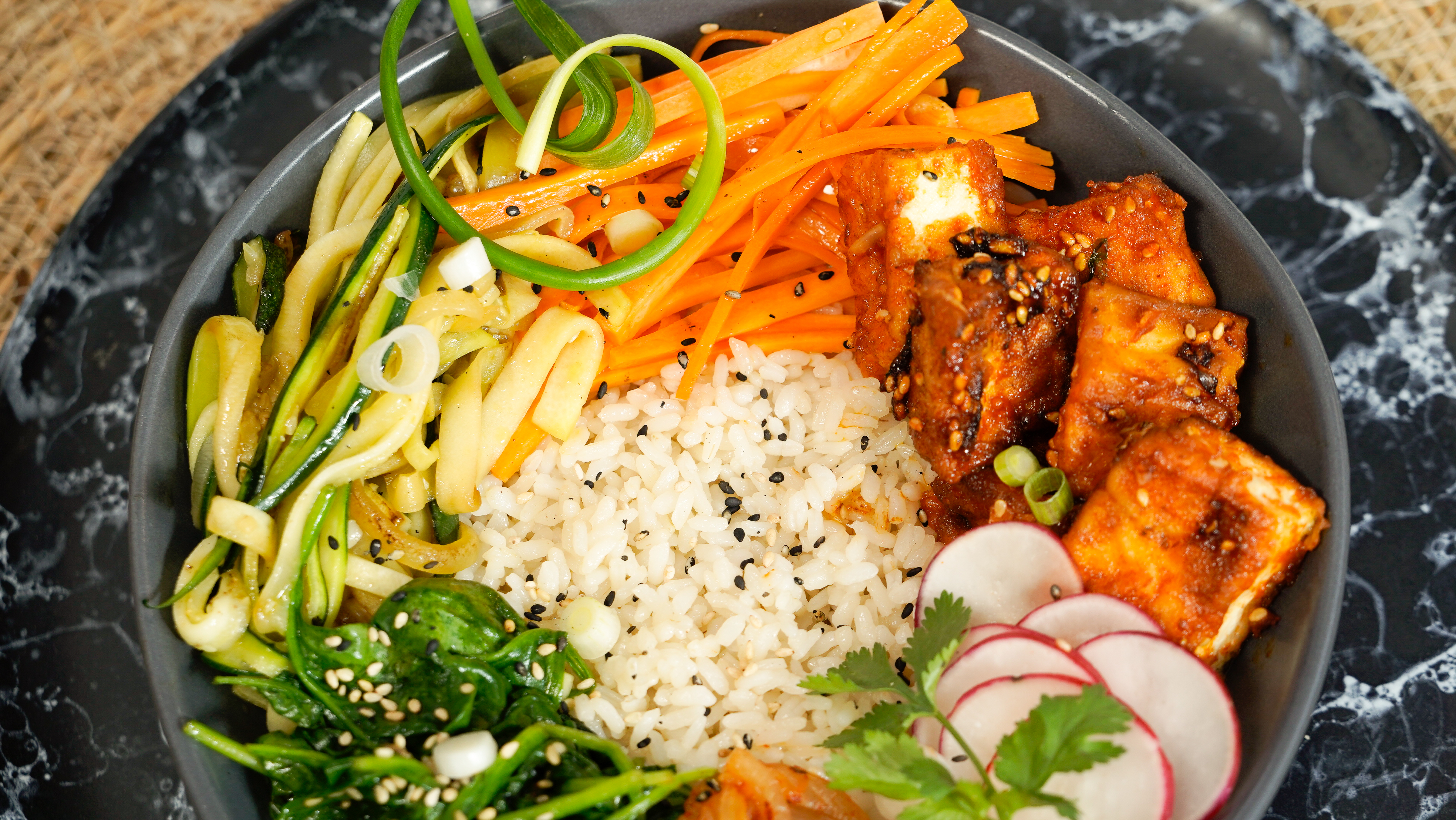 Bowl de arroz con verduras al estilo bibimbap