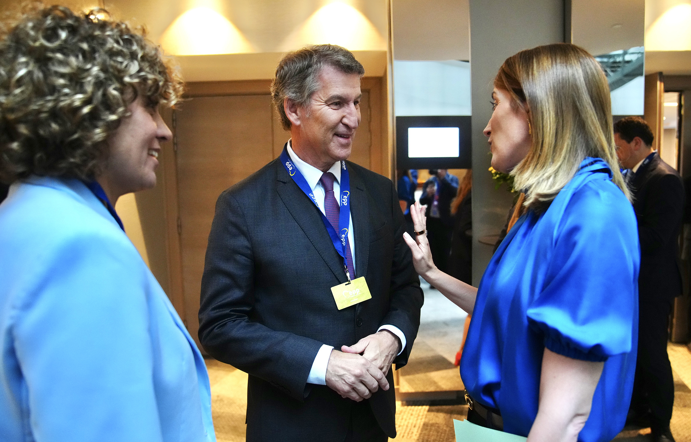 Feijóo conversa con la presidenta del Parlamento Europeo, Roberta Metsola, junto a la vicepresidenta portavoz del PPE, Dolors Montserrat, este martes en Bruselas.