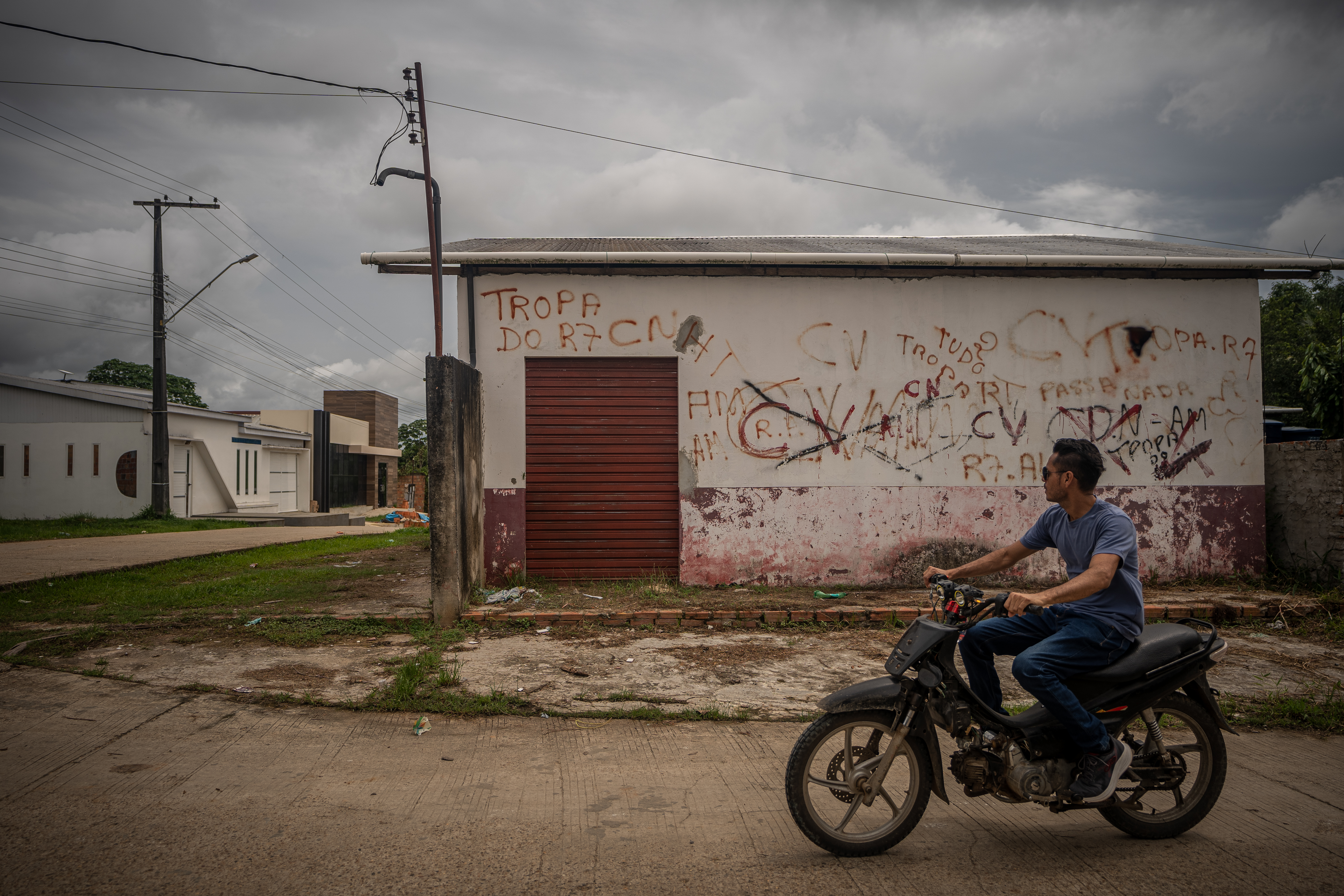 Graffitis de Comando Vermelho en las calles de Benjamin Constant en el Estado de Amazonas, Brasil. 