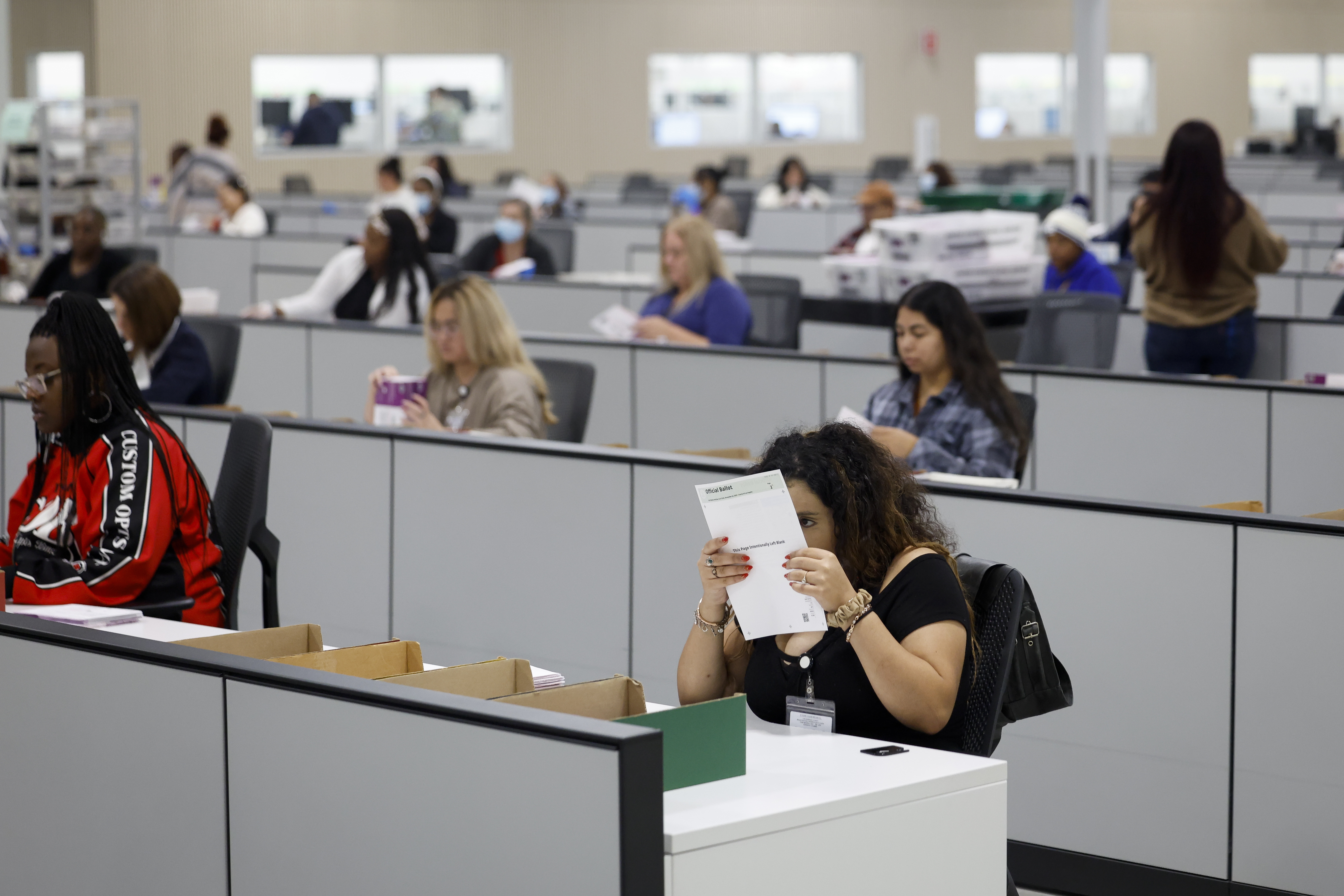 Trabajadores electorales cuentan papeletas en la ciudad de Industry, en Los Ángeles, el 4 de noviembre.