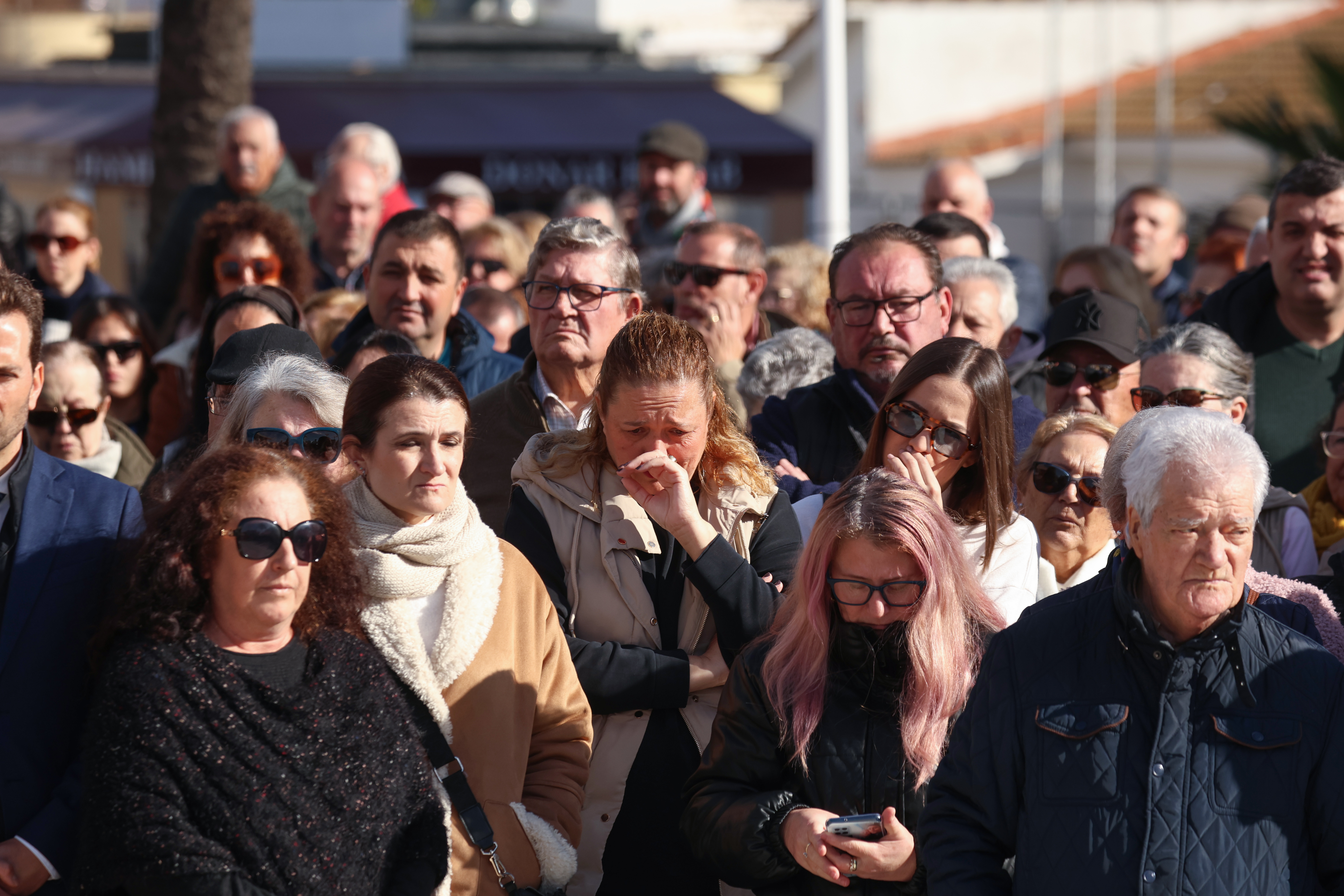 Punta Umbria (Huelva) 20/01/26 . Amigos y familiares de las victimas del accidente de amuriz en minuto de silencio a las puertas del ayuntamiento de Punta Umbria .foto.ALEJANDRO RUESGA