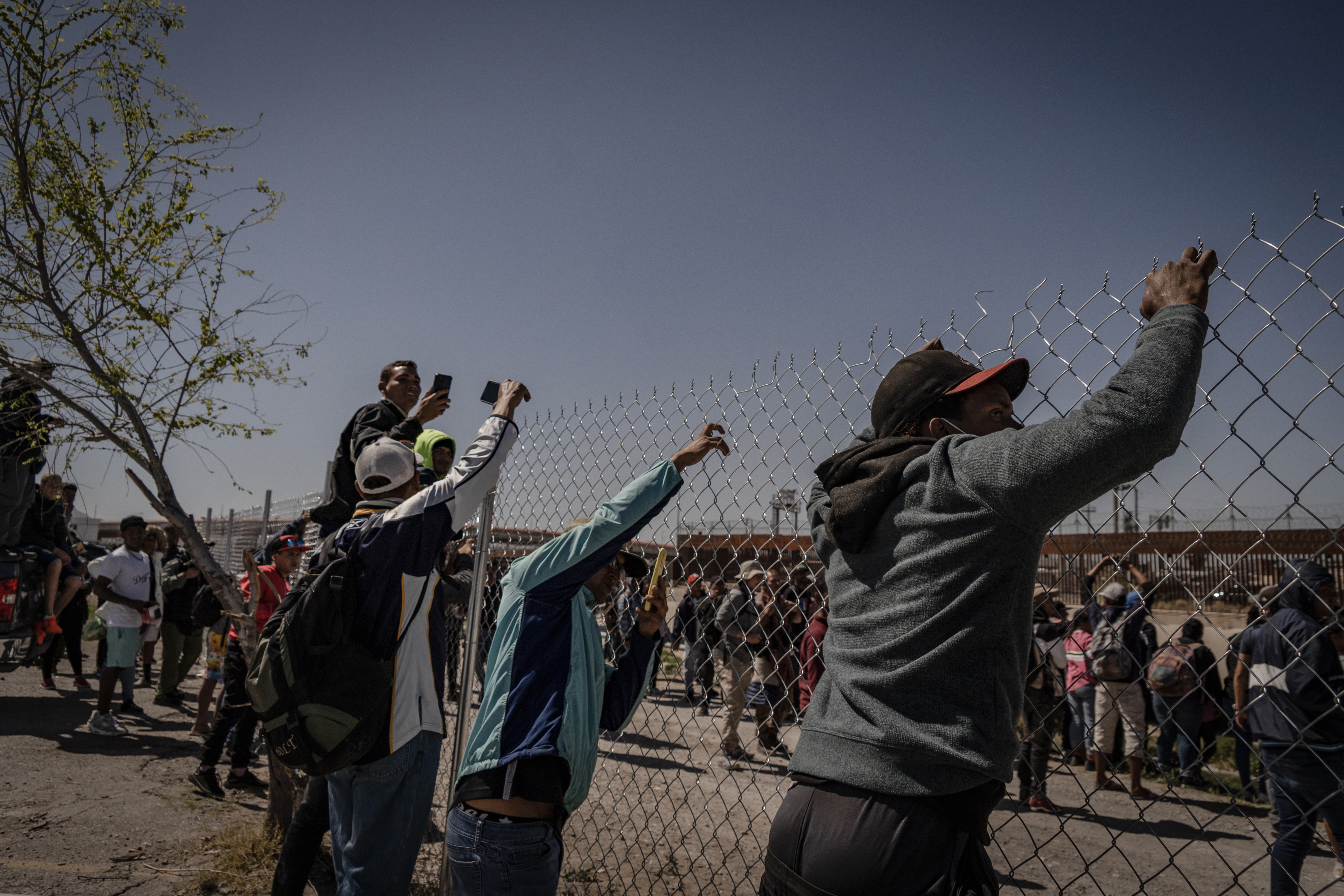 Centenas de migrantes caminham em direção à fronteira, em 29 de março.