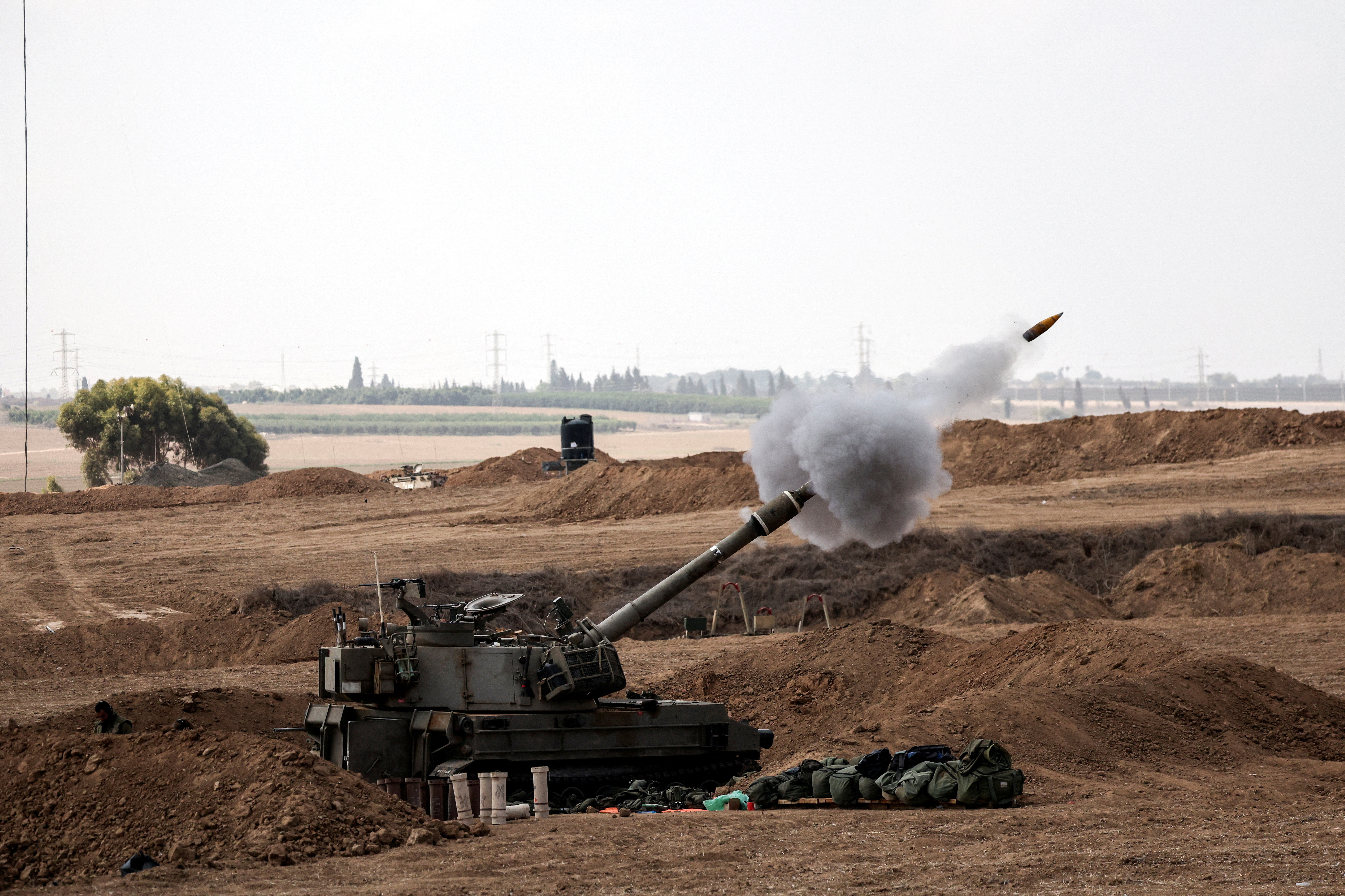 Artillería israelí dispara desde Israel a la franja de Gaza, este viernes.