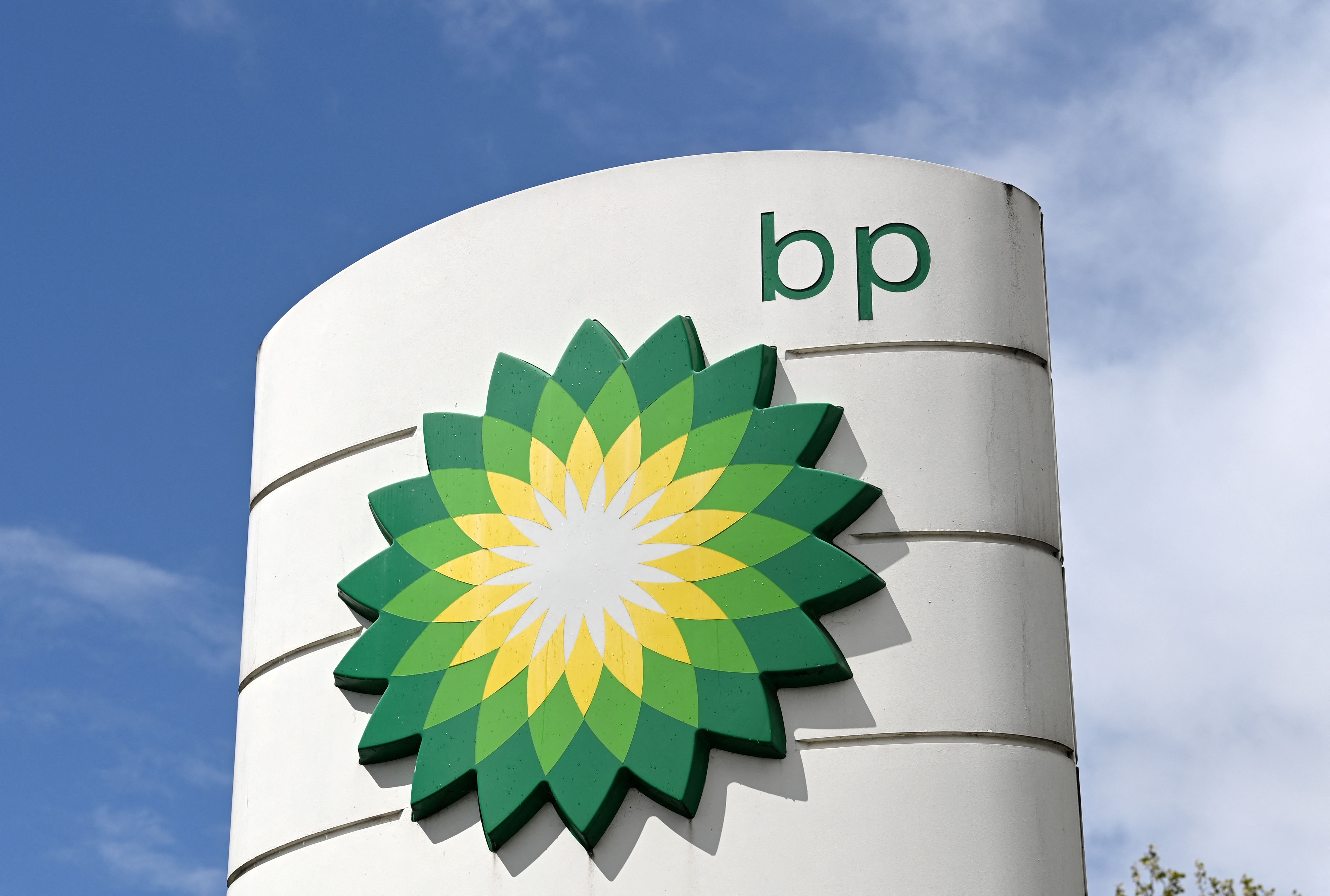 The British oil company BP reports a record profit of almost 26,000 million euros in 2022 |  Business