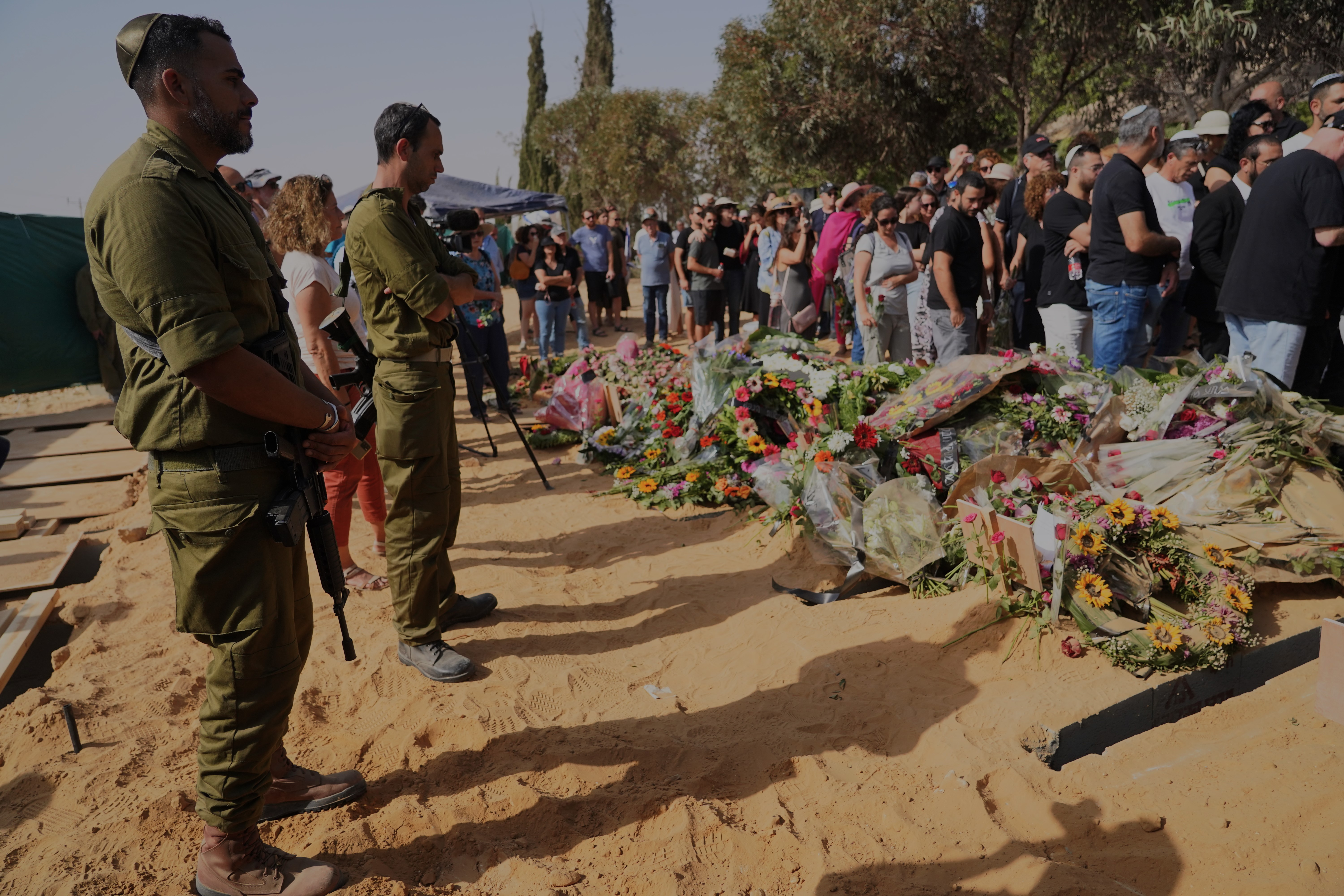 Enterros dos assassinados pelo Hamas no Kibutz Beeri, neste domingo no Kibutz Revivim.