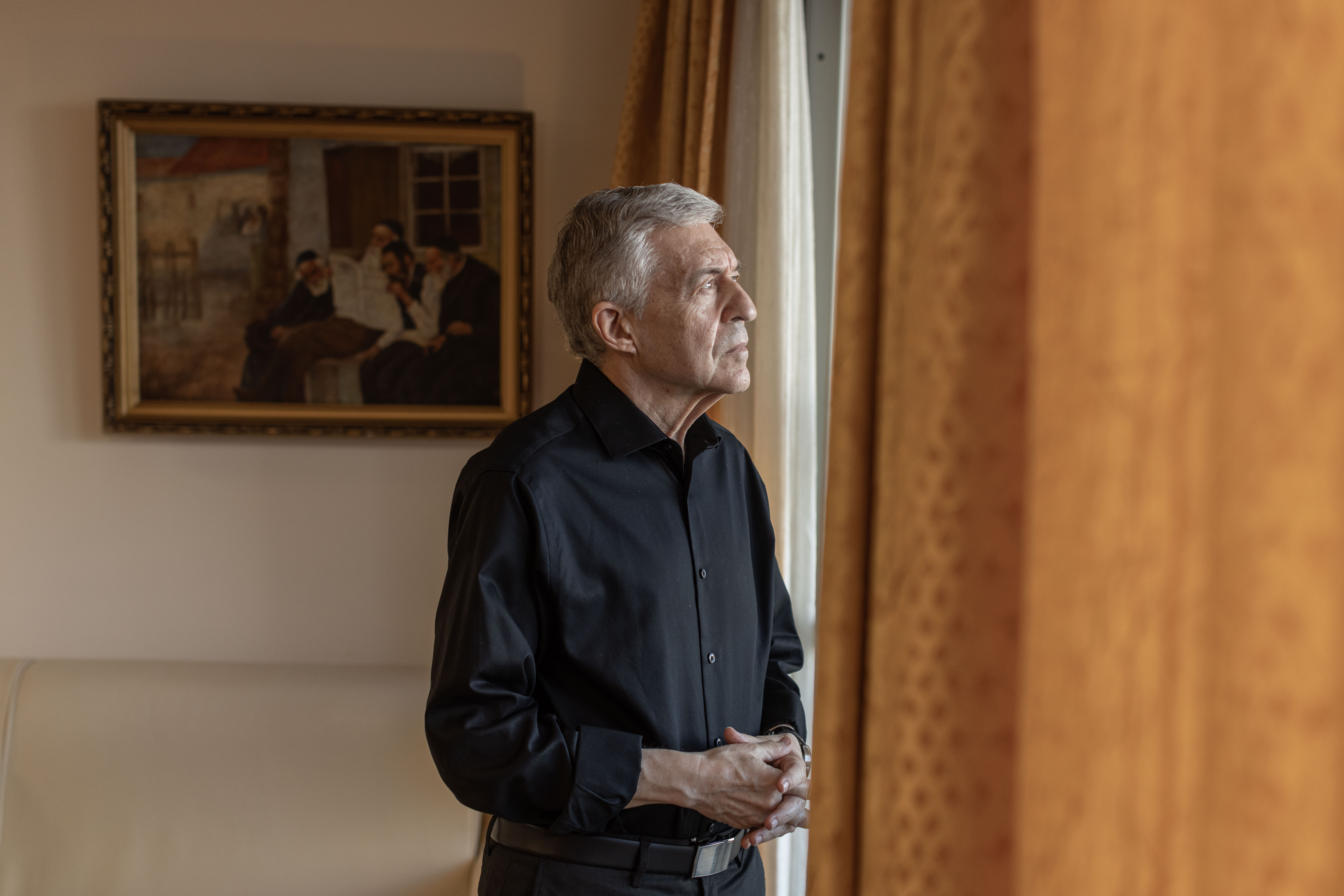 Yossi Beilin, antes da entrevista, em sua casa em Tel Aviv.