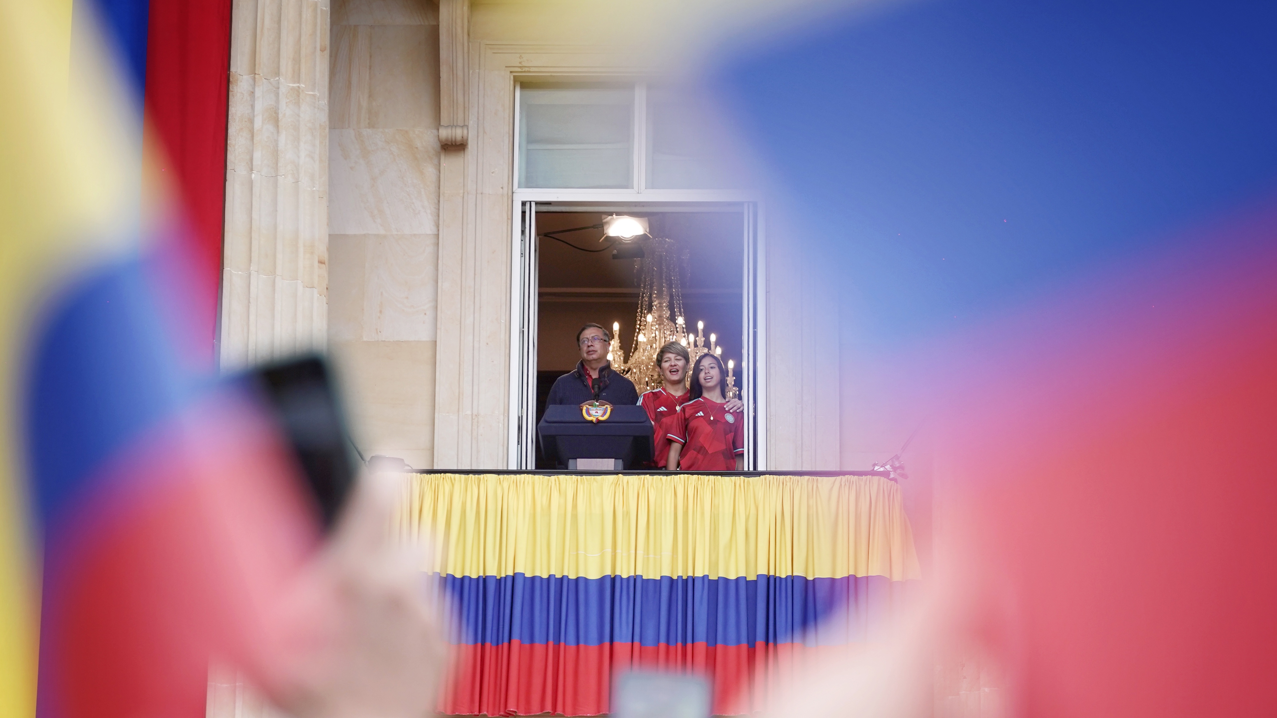 O Presidente da Colômbia, Gustavo Petro, juntamente com sua esposa, Verónica Alcocer, e uma de suas filhas, fazem um discurso da sacada do Palácio de Nariño, em 14 de fevereiro.