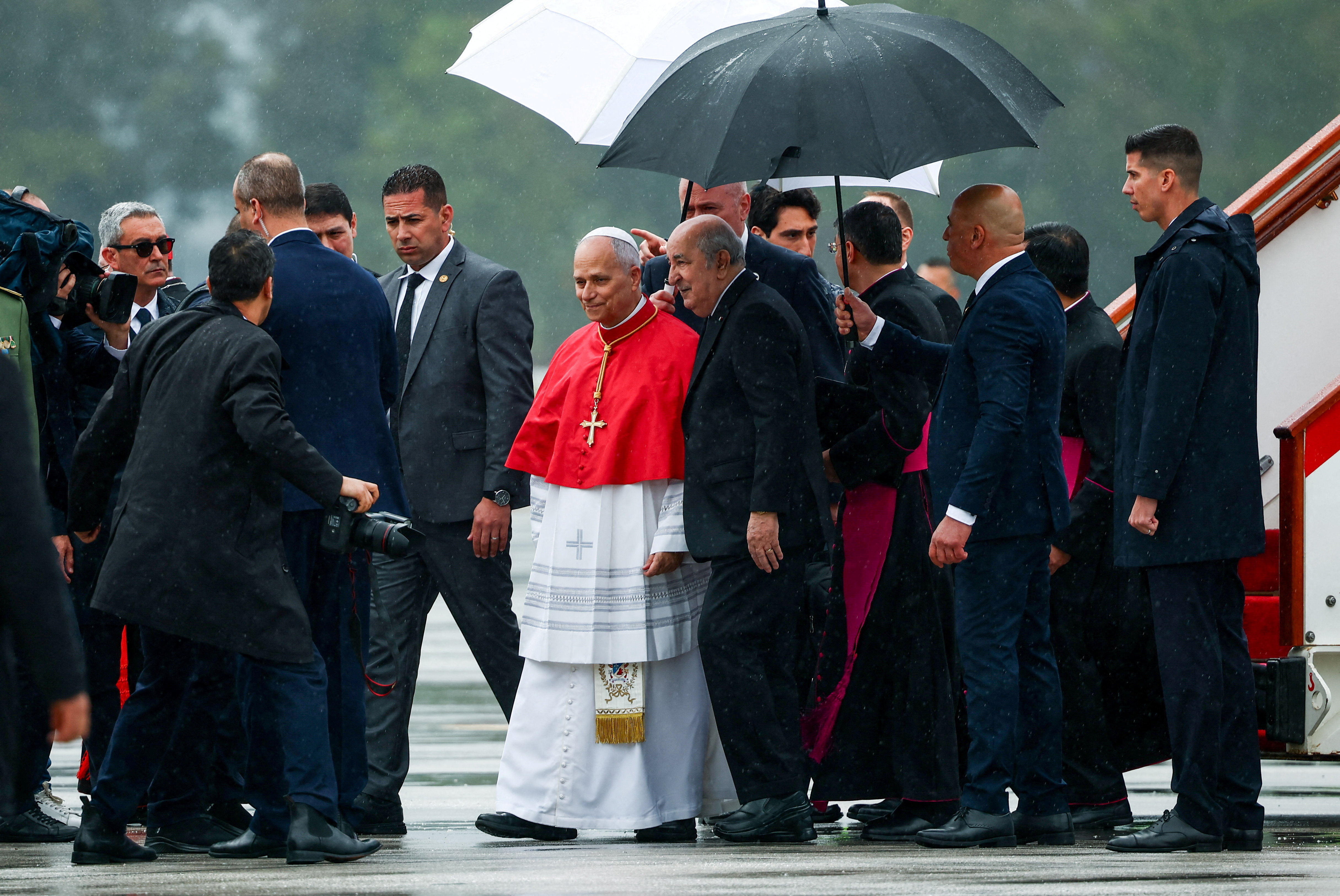 El papa León XIV, con el presidente de Argelia, Abdelmadjid Tebboune, este lunes.