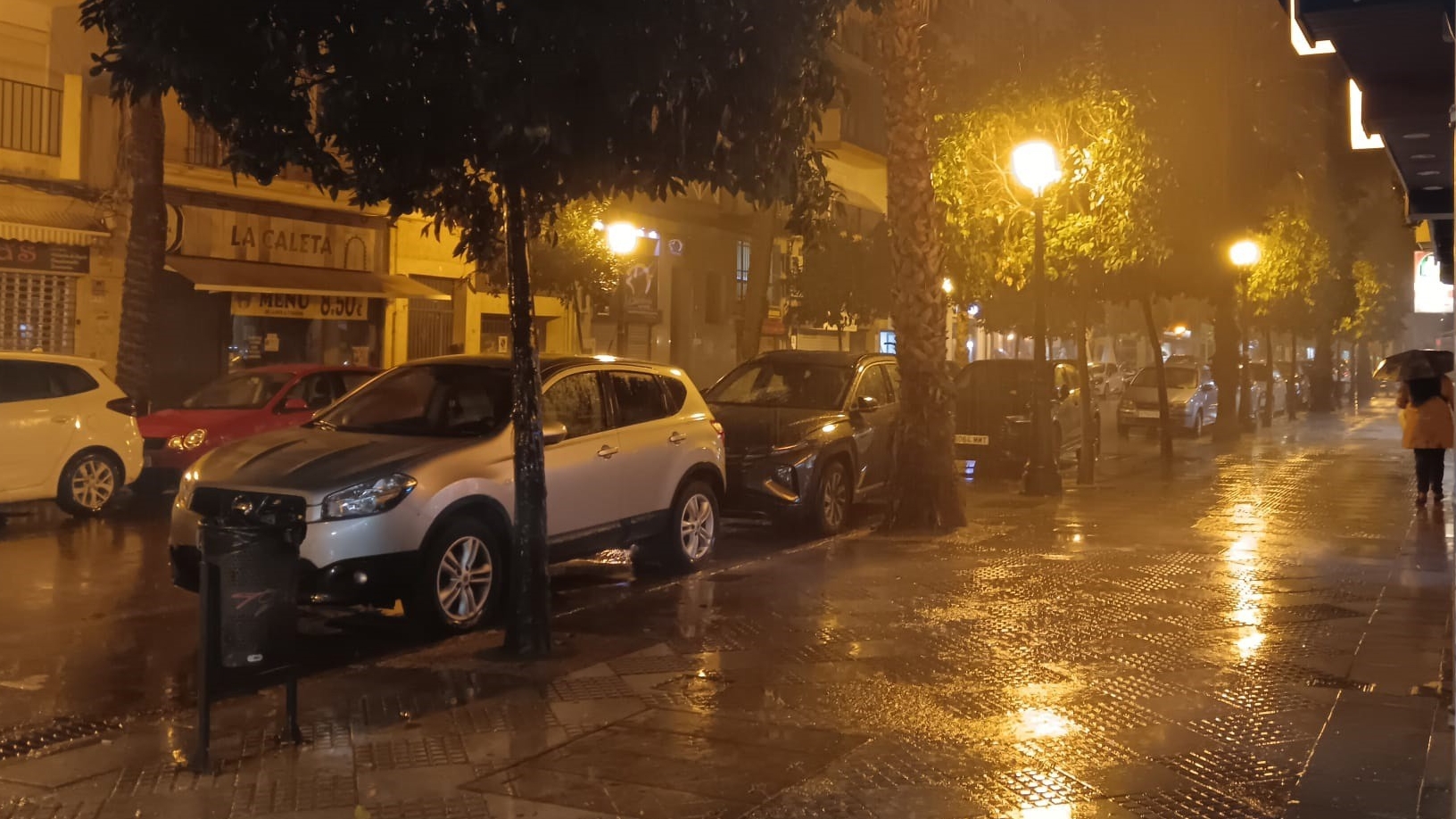 Una fuerte tormenta anega buena parte de la ciudad de Huelva