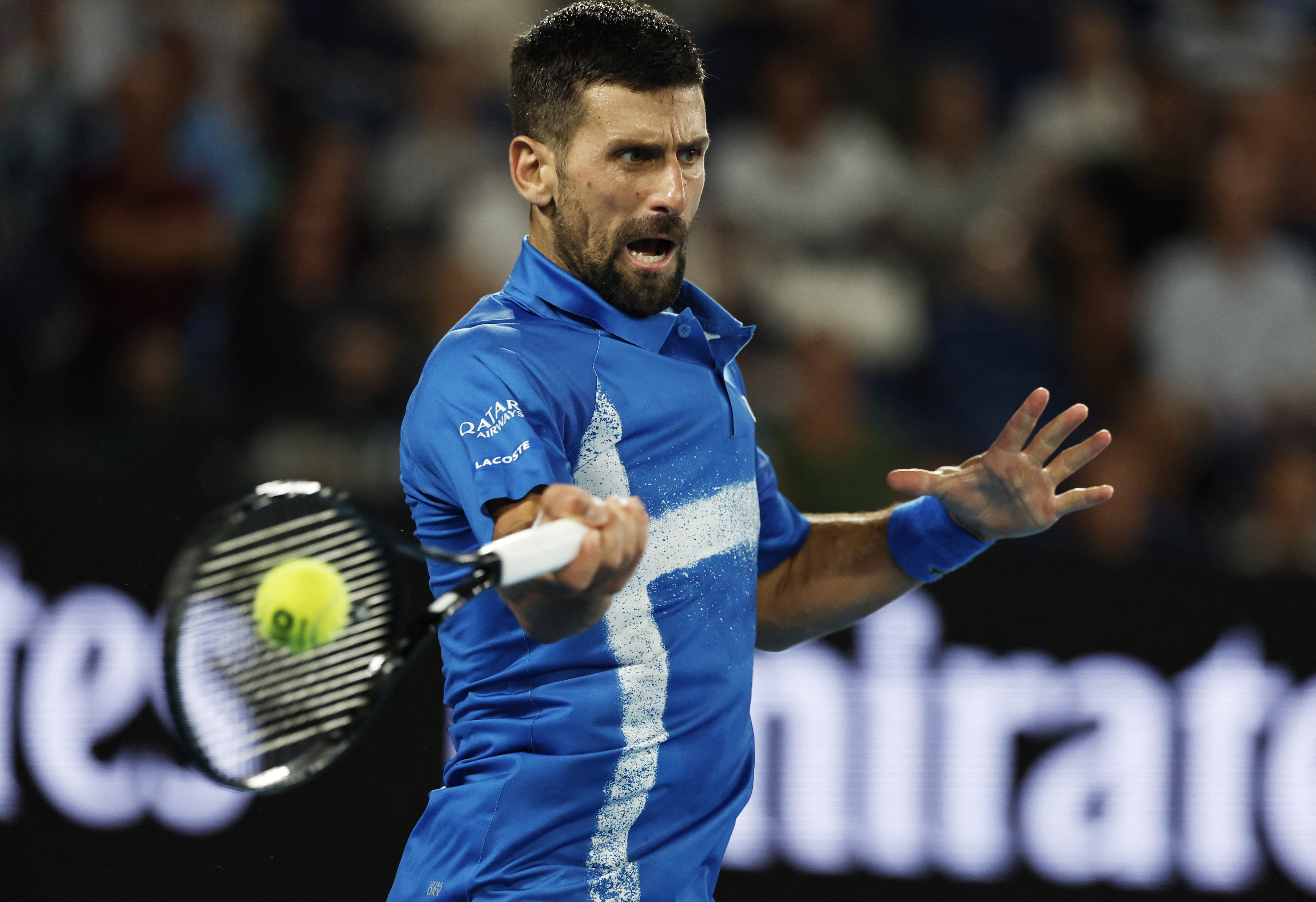 Djokovic golpea la bola.