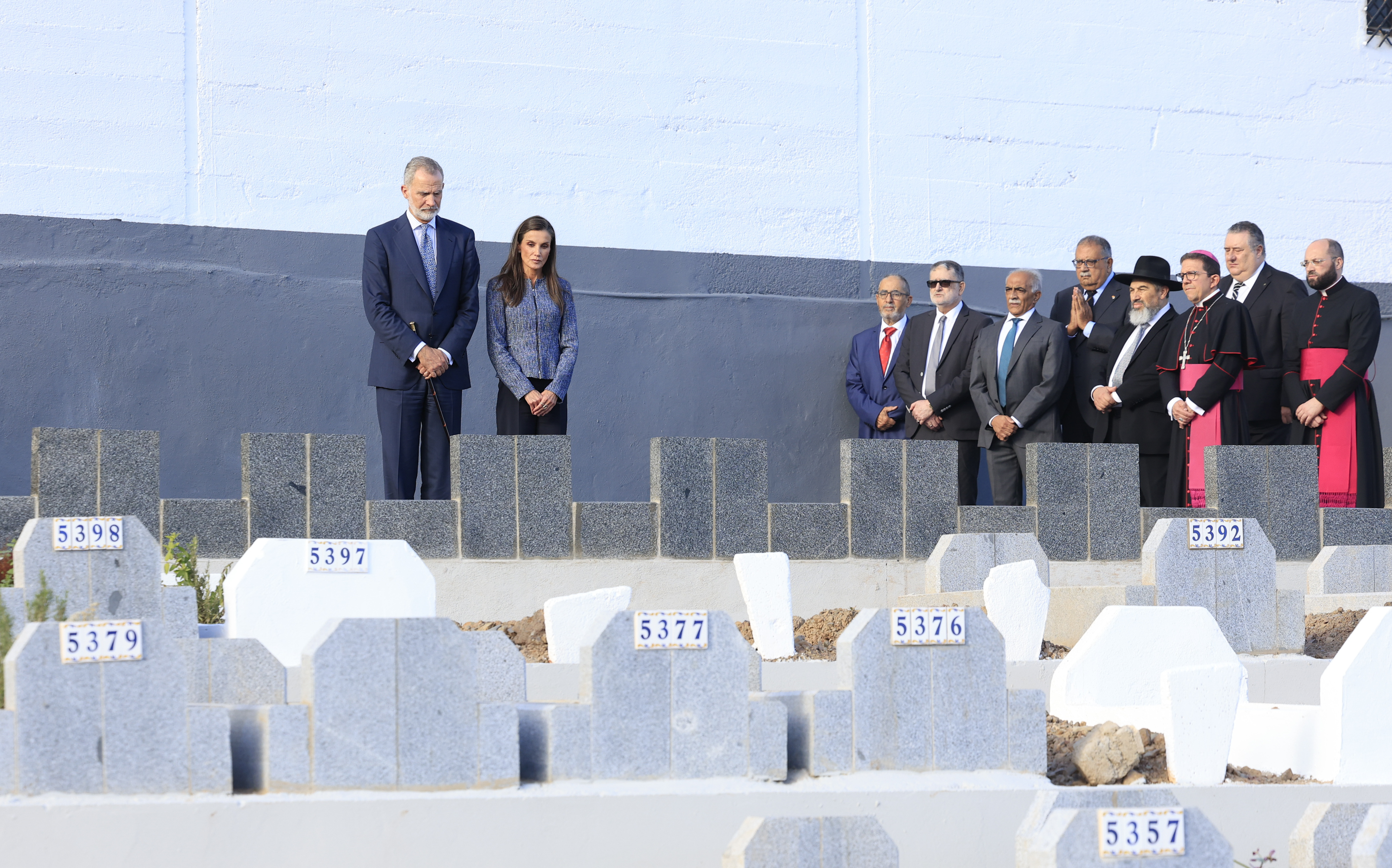 Los Reyes, en su visita al cementerio de Sidi Embarek de Ceuta.