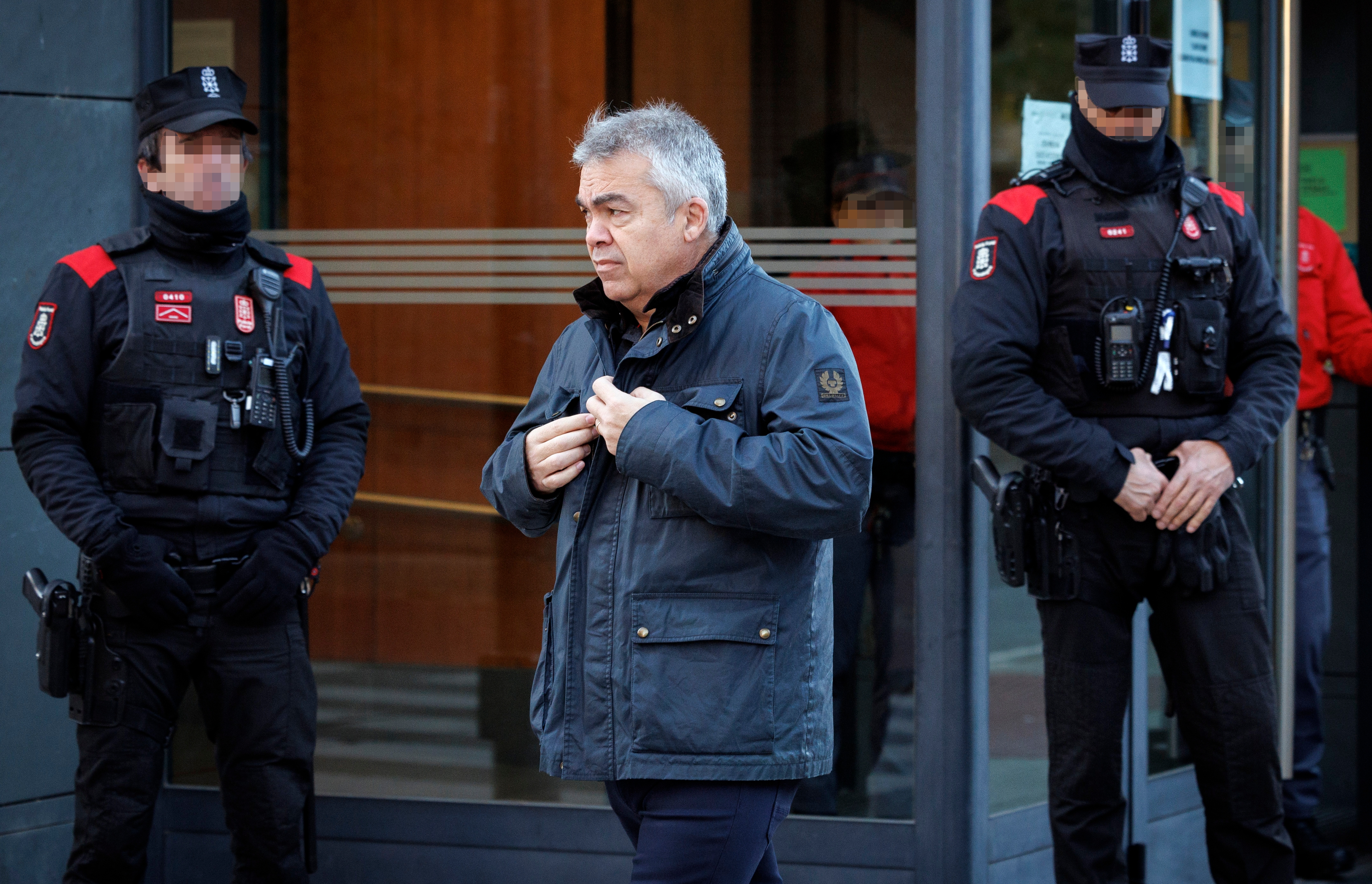 TAFALLA (NAVARRA) 01/12/2025.- El ex secretario de Organización del PSOE Santos Cerdán a su salida este lunes por primera vez al Juzgado de Primera Instancia de Tafalla para cumplir con la comparecencia quincenal impuesta por el juez del Tribunal Supremo Leopoldo Puente tras su puesta en libertad. EFE/Villar López