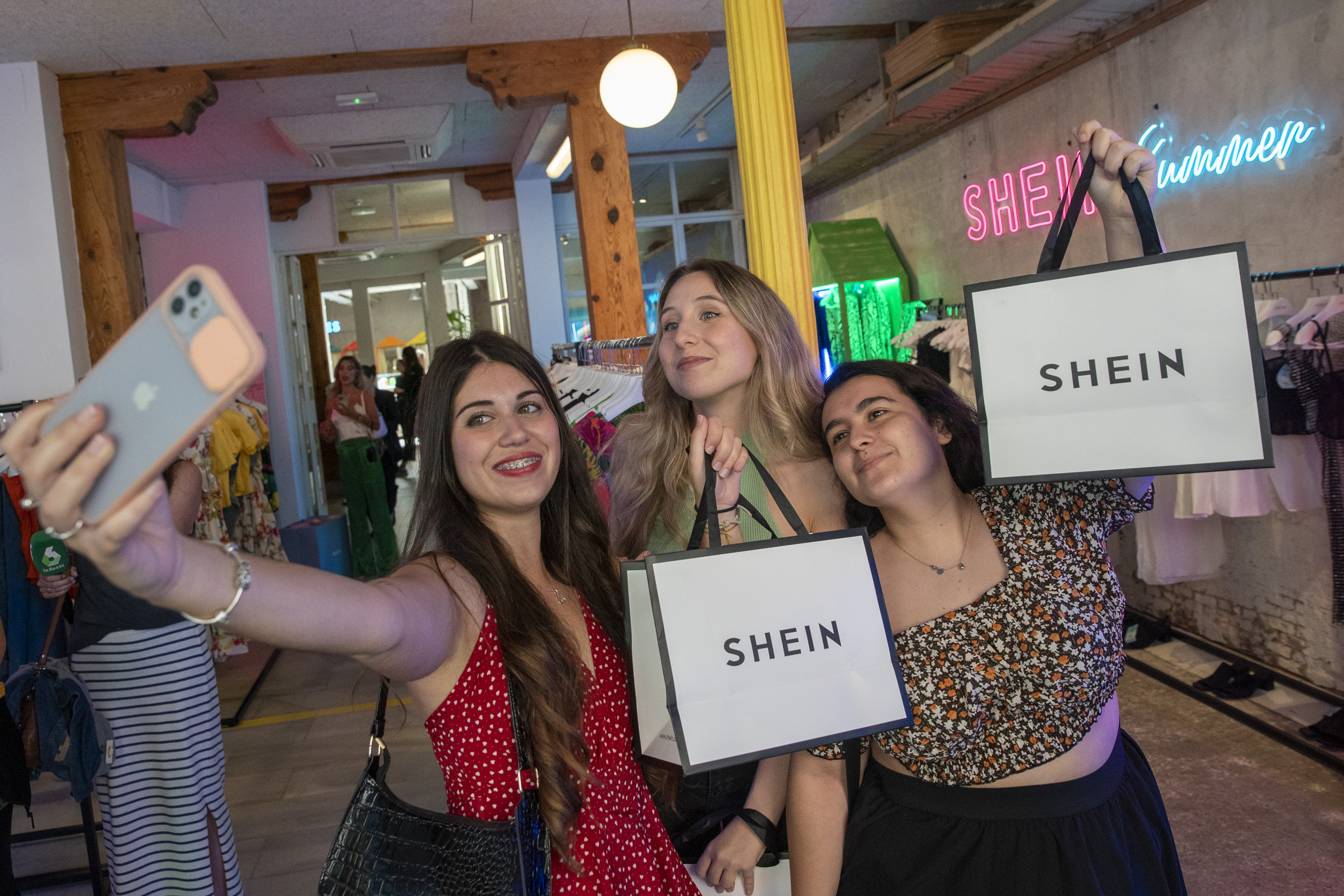 Así fue la apertura de la tienda Shein en Madrid: las colas para entrar, en  imágenes | Economía | EL PAÍS