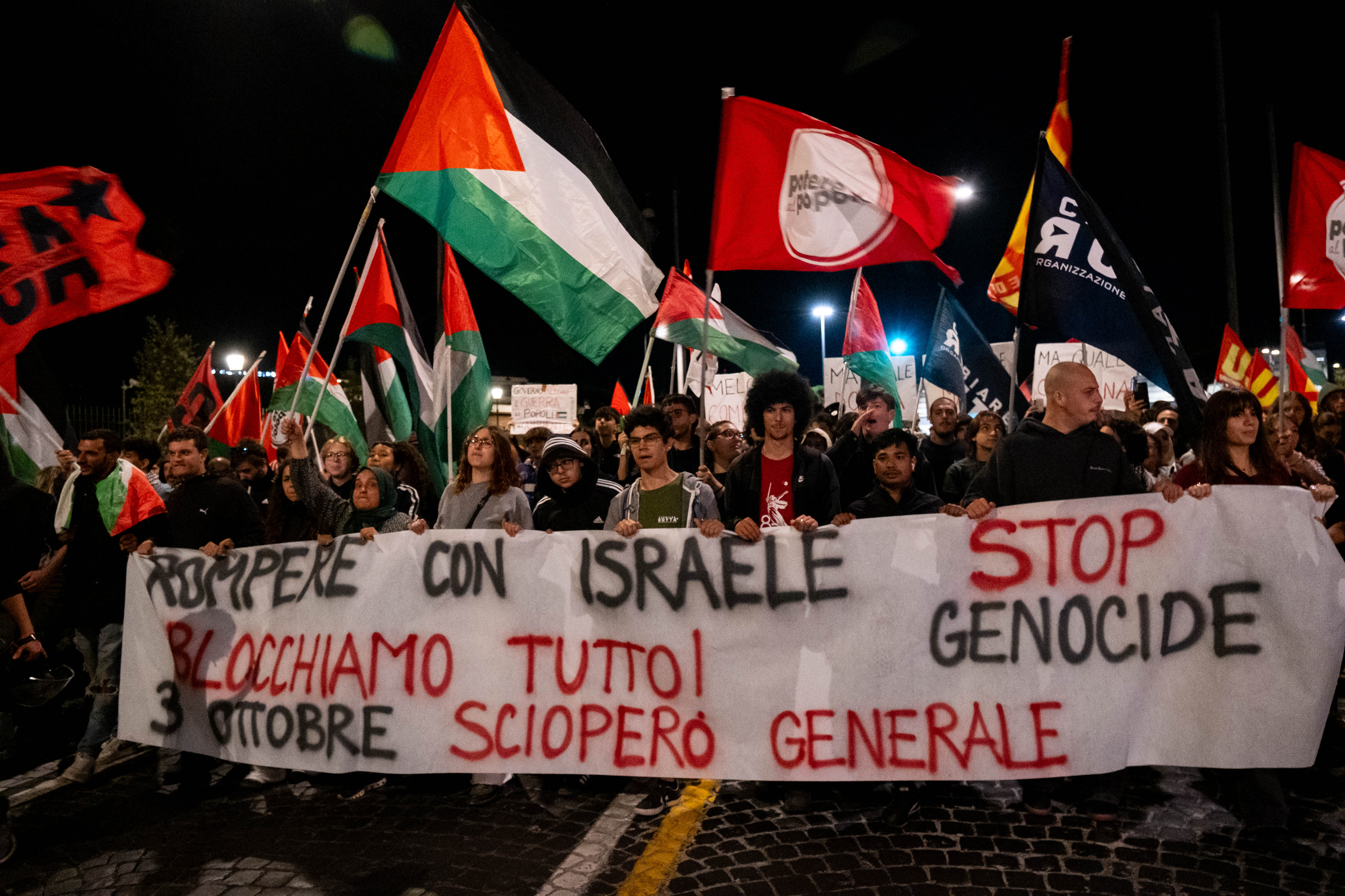 01 October 2025, Italy, Rome: Thousands of citizens react to the Israeli Navy's blockade of the Global Sumud Flotilla boats, taking to the streets to protest the Italian government and Prime Minister Giorgia Meloni's failure to support the flotilla. In protest, a general strike is called for October 3rd. Protesters try to reach Palazzo Chigi, office of the Prime Minister, but police block the road. Photo: Marco Di Gianvito/ZUMA Press Wire/dpa
Marco Di Gianvito/ZUMA Press Wir / DPA
01/10/2025 ONLY FOR USE IN SPAIN
