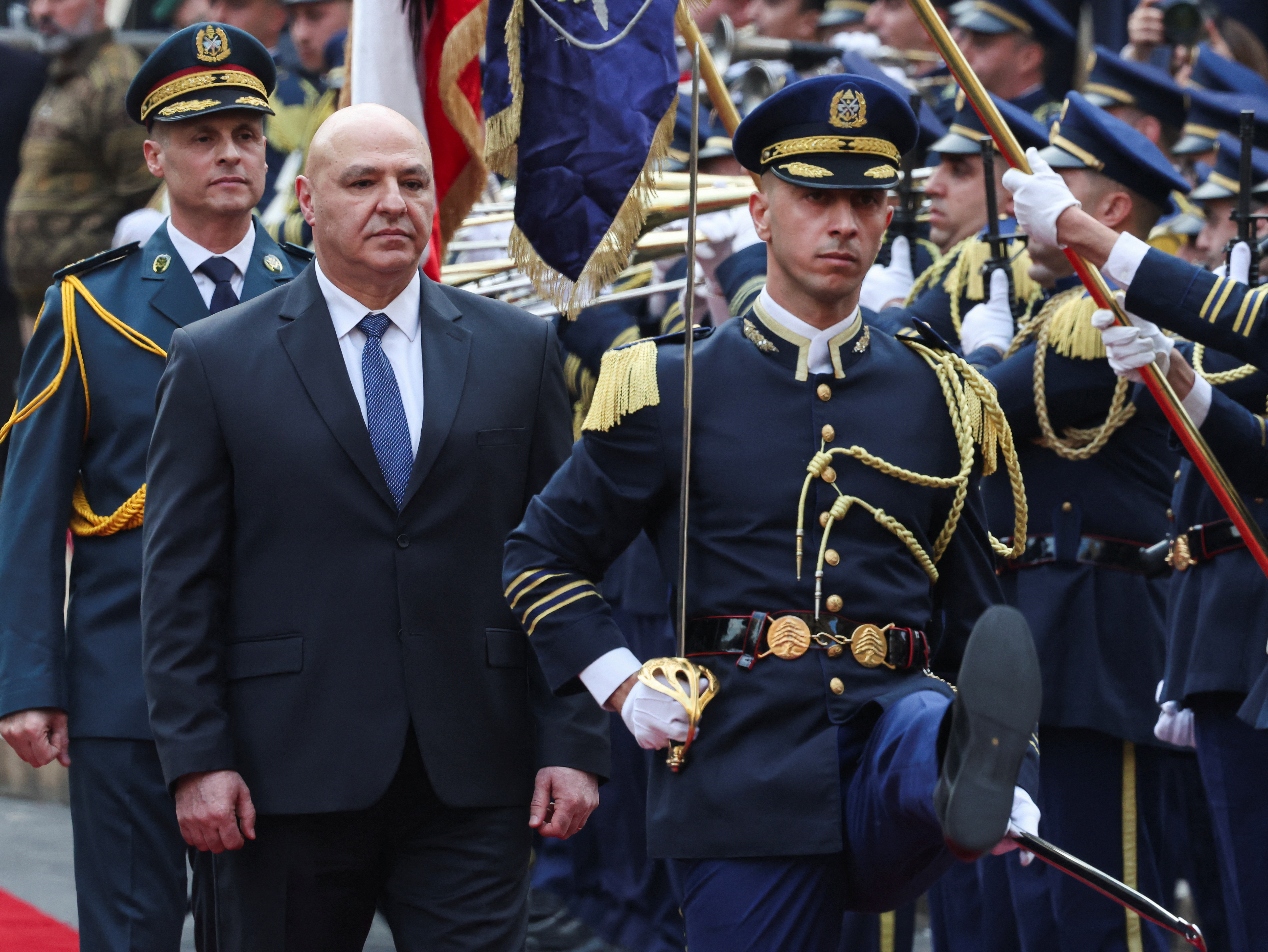 El jefe del ejército del Líbano, Joseph Aoun, camina después de ser elegido presidente del país en el edificio del parlamento en Beirut, Líbano, este jueves.