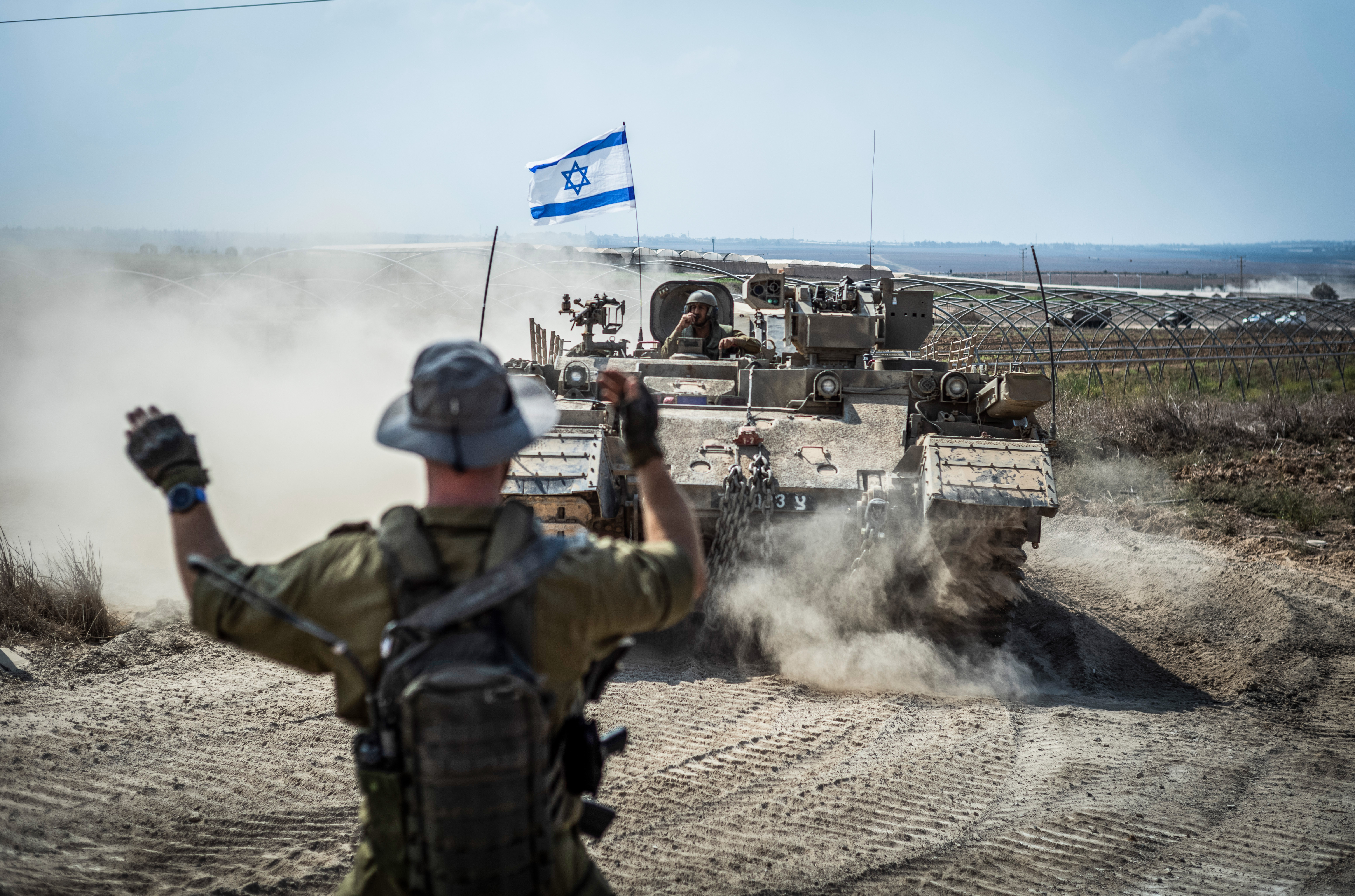 Guerra entre Israel y Gaza, en directo | El ejército israelí se prepara para atacar Gaza por “tierra, mar y aire”