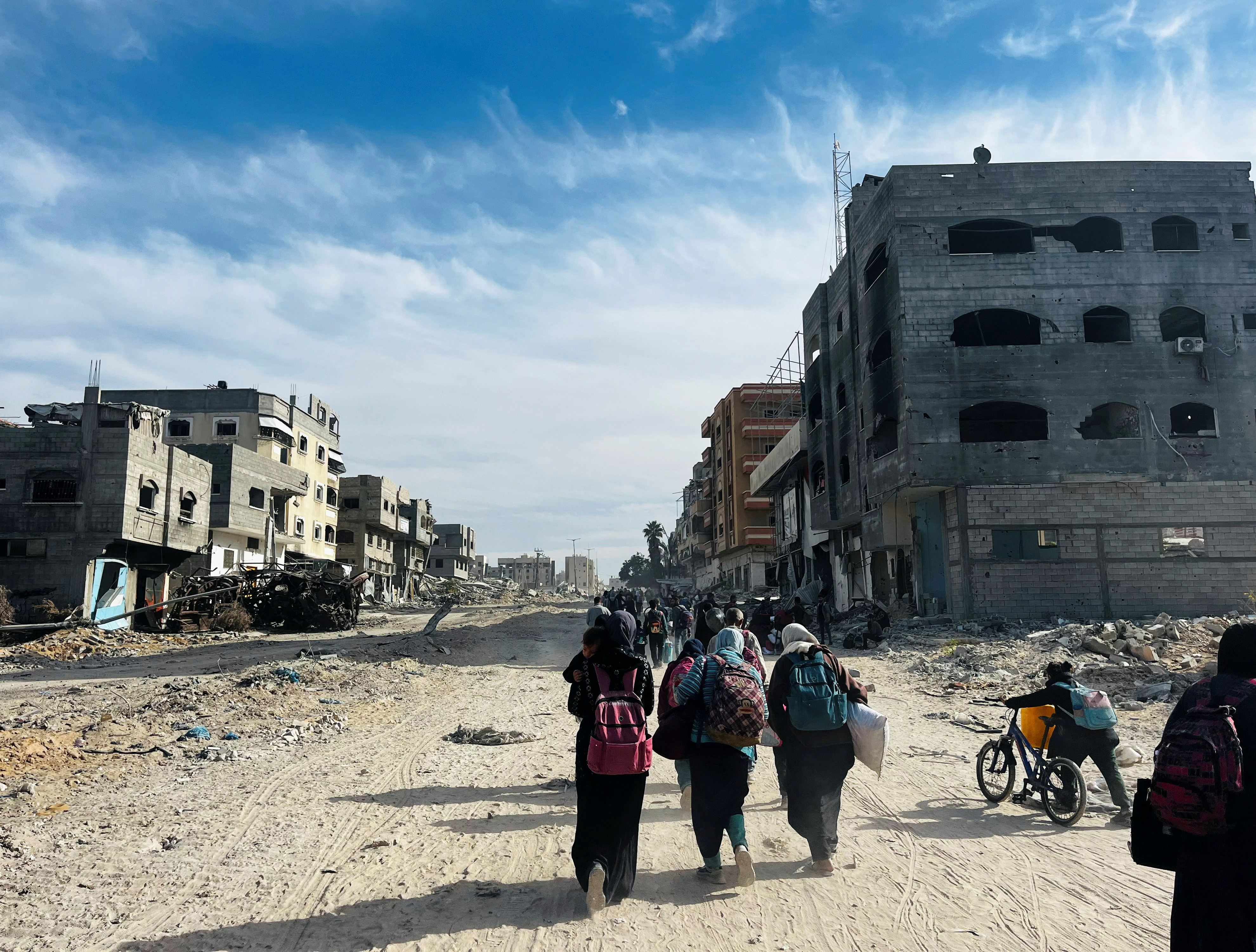 Palestinians flee during an Israeli military operation, in Beit Lahiya in the northern Gaza Strip, November 17, 2024. REUTERS/Stringer     TPX IMAGES OF THE DAY     