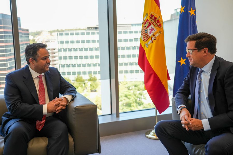 El consejero delegado de STC, Olayan Alwetaid, (izquierda) con el ministro de Transformación Digital, Óscar López.