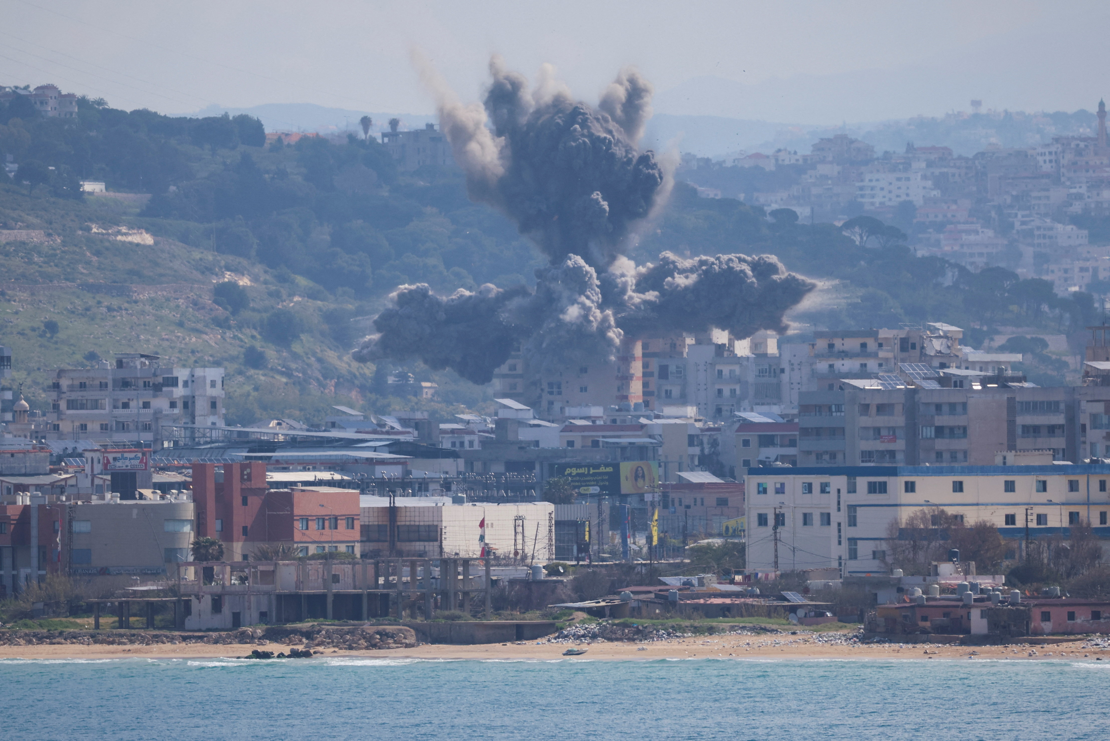 Una columna de humo se levanta tras un ataque israelí en Tiro, en el sur de Líbano.