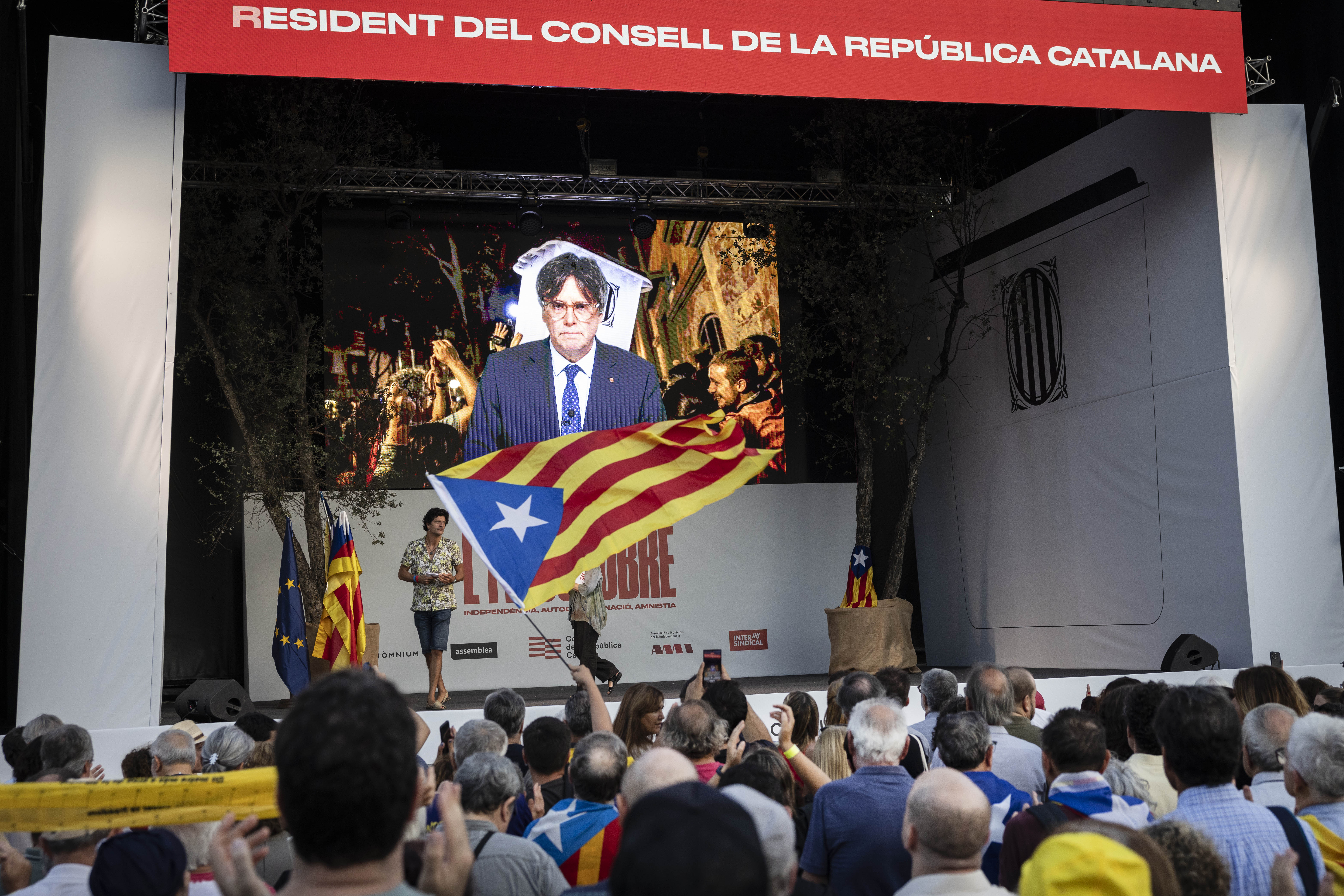 Puigdemont evita condicionar el apoyo a la investidura al referéndum en el acto de aniversario del 1-O