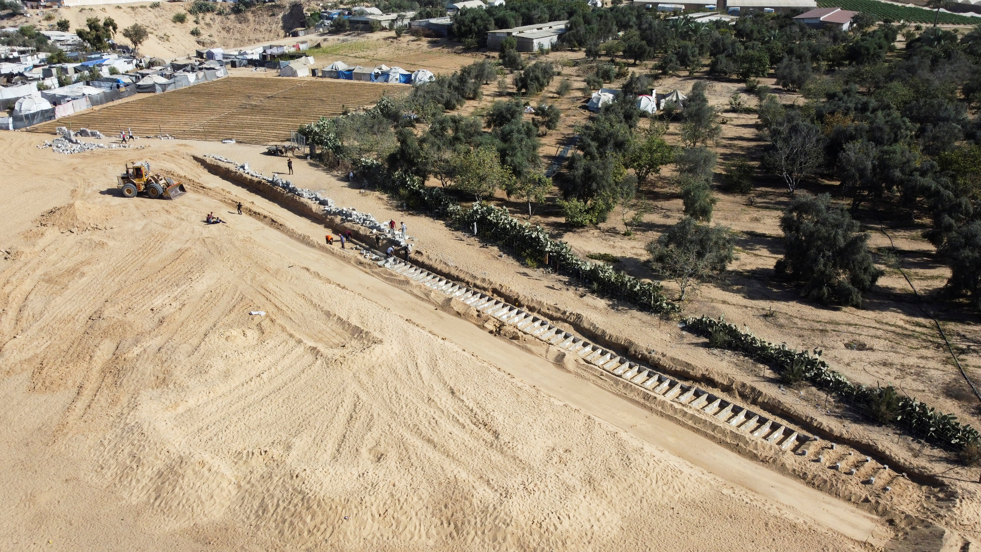 Una hilera de tumbas, en Deir el Balah, donde los palestinos entierran cuerpos sin identificar