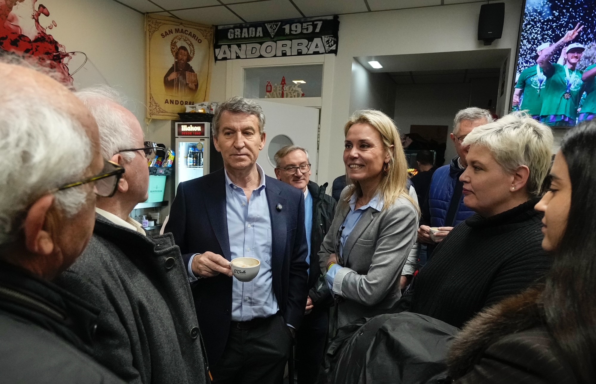 El líder del PP, Alberto Núñez Feijóo, toma un café en un establecimiento de Andorra (Teruel).
