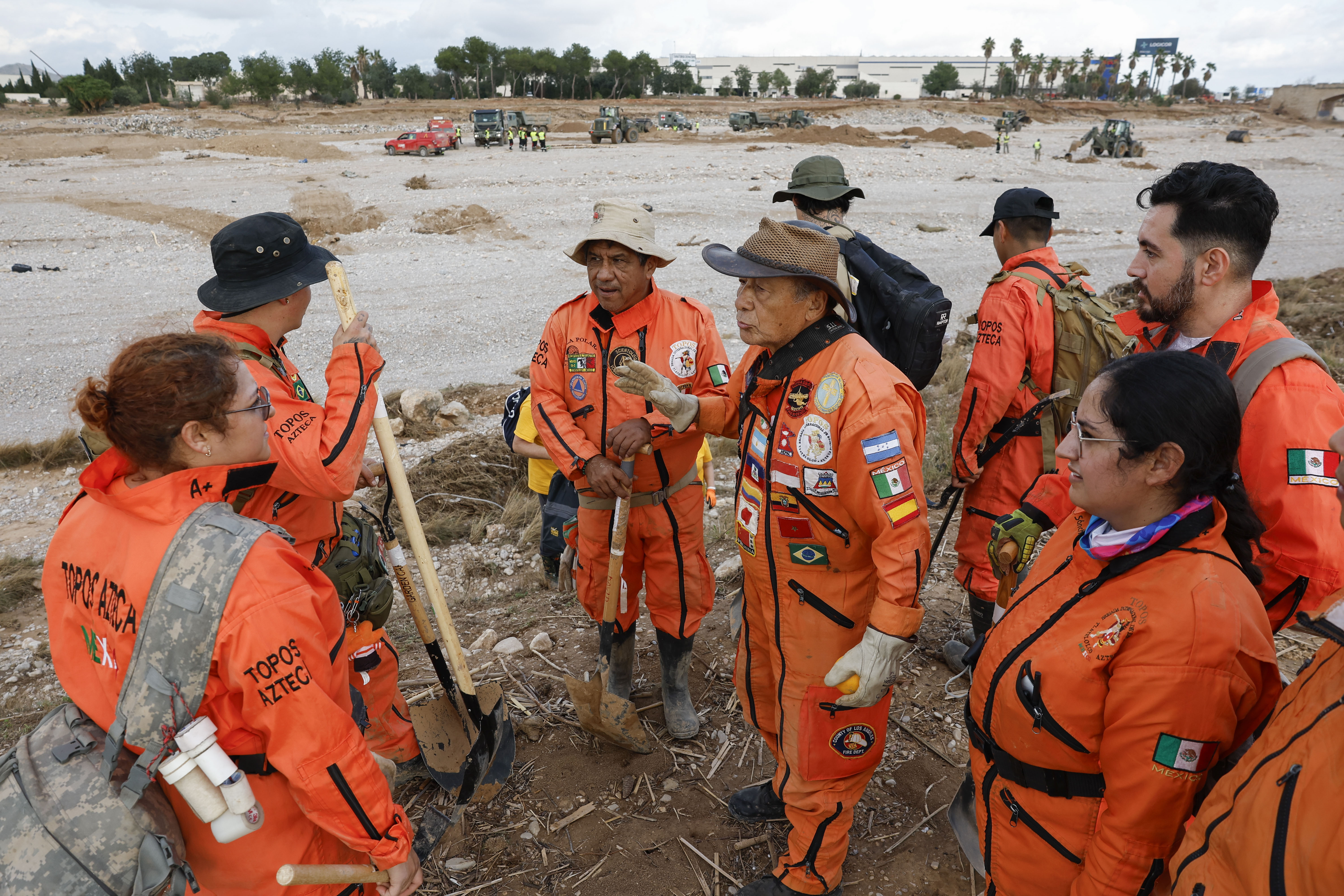 FOTODELDÍA CHESTE (VALENCIA), 07/11/2024.- Un grupo de rescatistas mexicanos, de la Brigada Internacional de Rescate Topos Azteca, durante las tareas de búsqueda y rescate en la rambla del Poyo, una de las principales vías que recorrió el agua durante la riada, este jueves en Valencia. EFE/ Chema Moya
