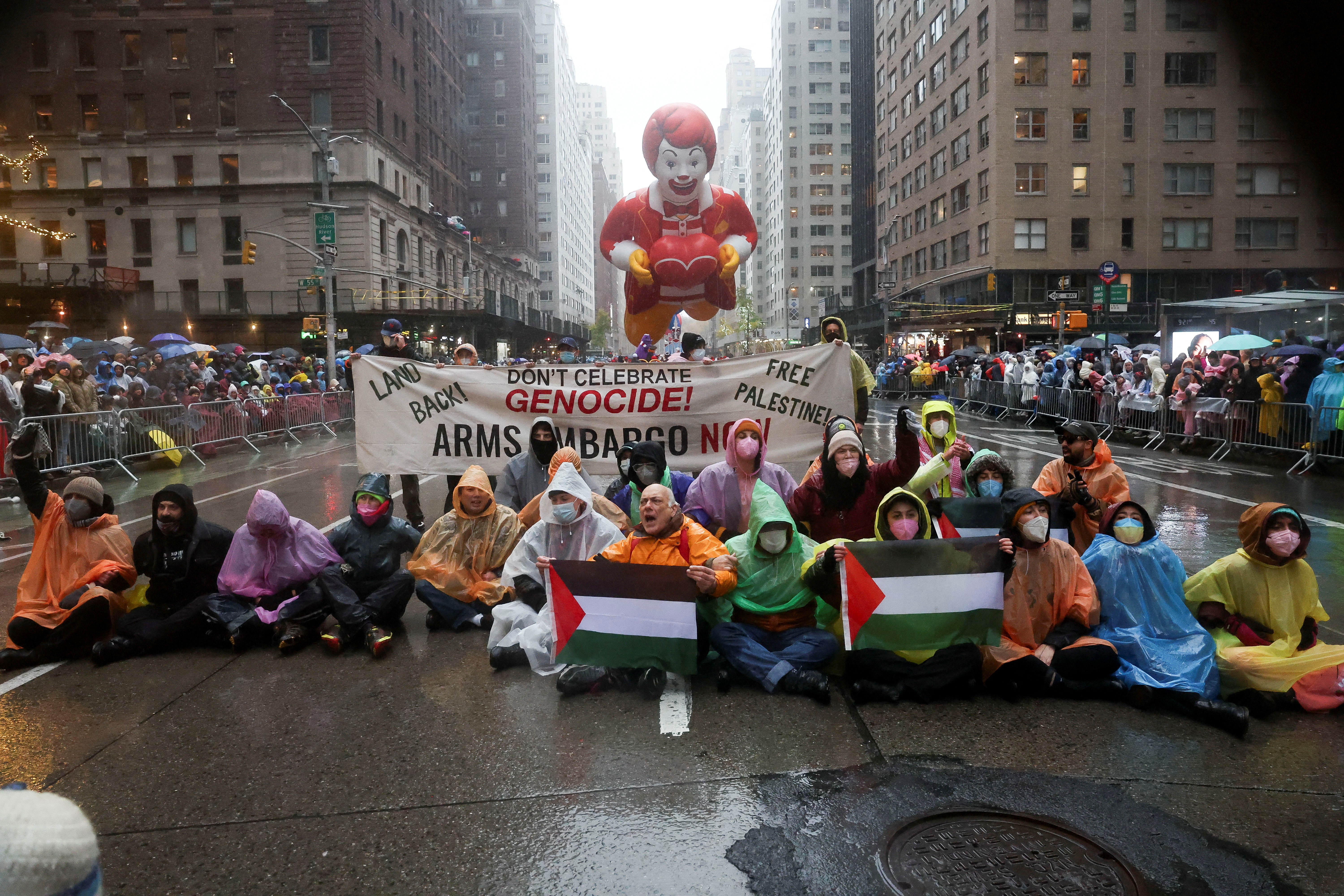 Manifestantes propalestinos durante el desfile de Acción de Gracias en Nueva York.