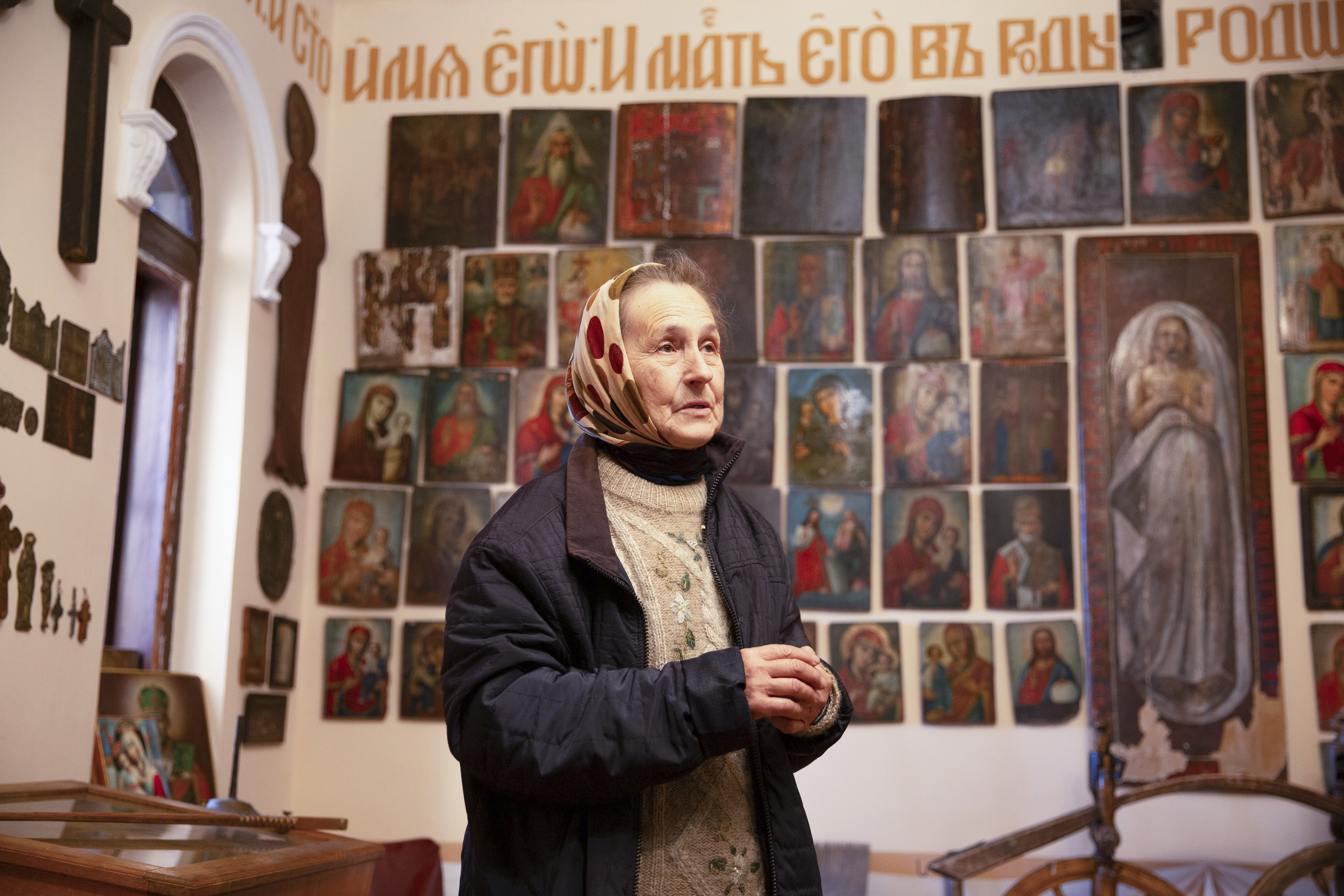 La religiosa Liubov Alekseyevna muestra los iconos del santuario de Lesnaya Dacha, en Severodonetsk.