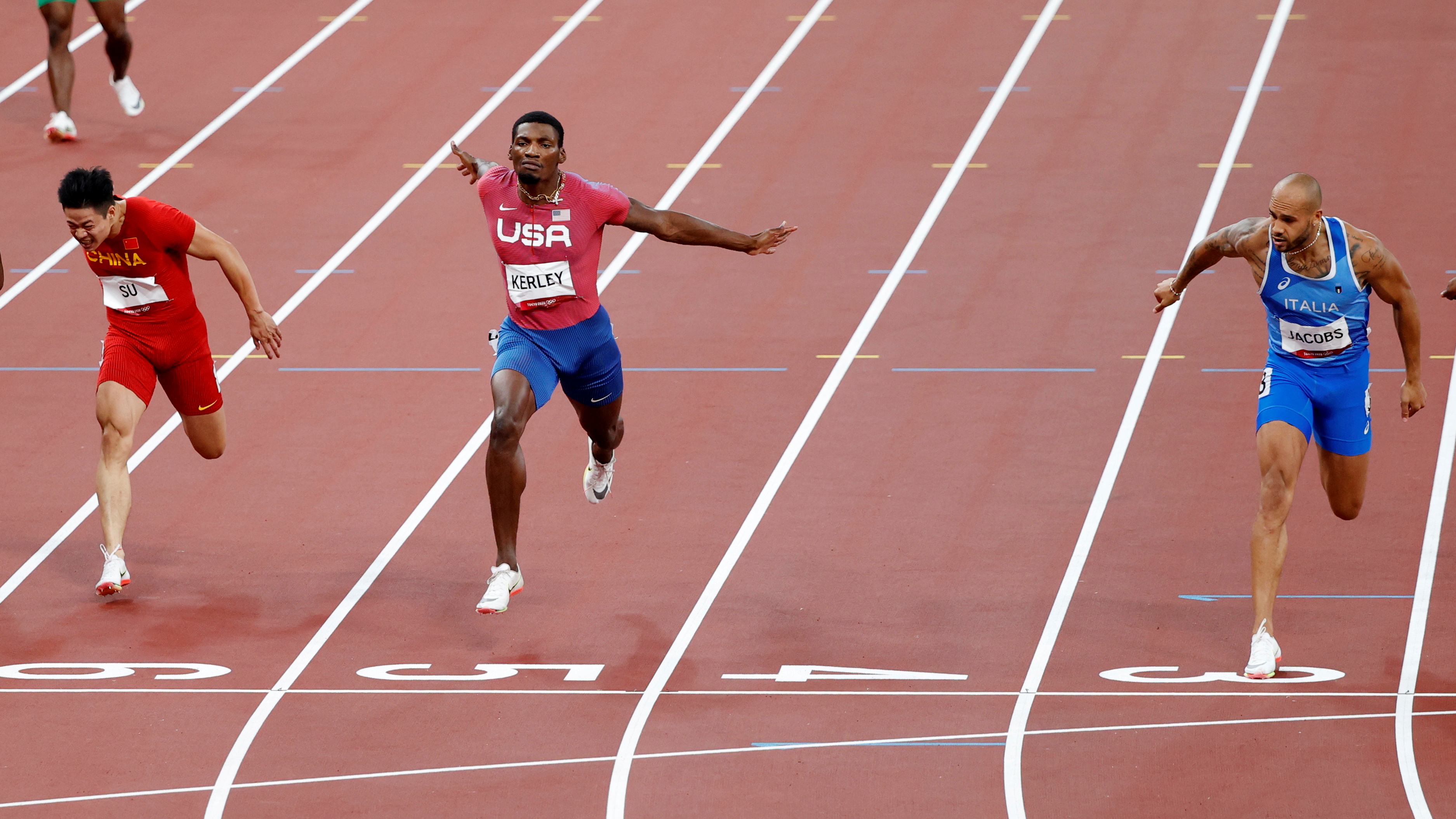 Бег 100 игра. Бег на 100 метров. Самый быстрый человек в мире 2020. Олимпийский чемпион на 100 метров мужчины.