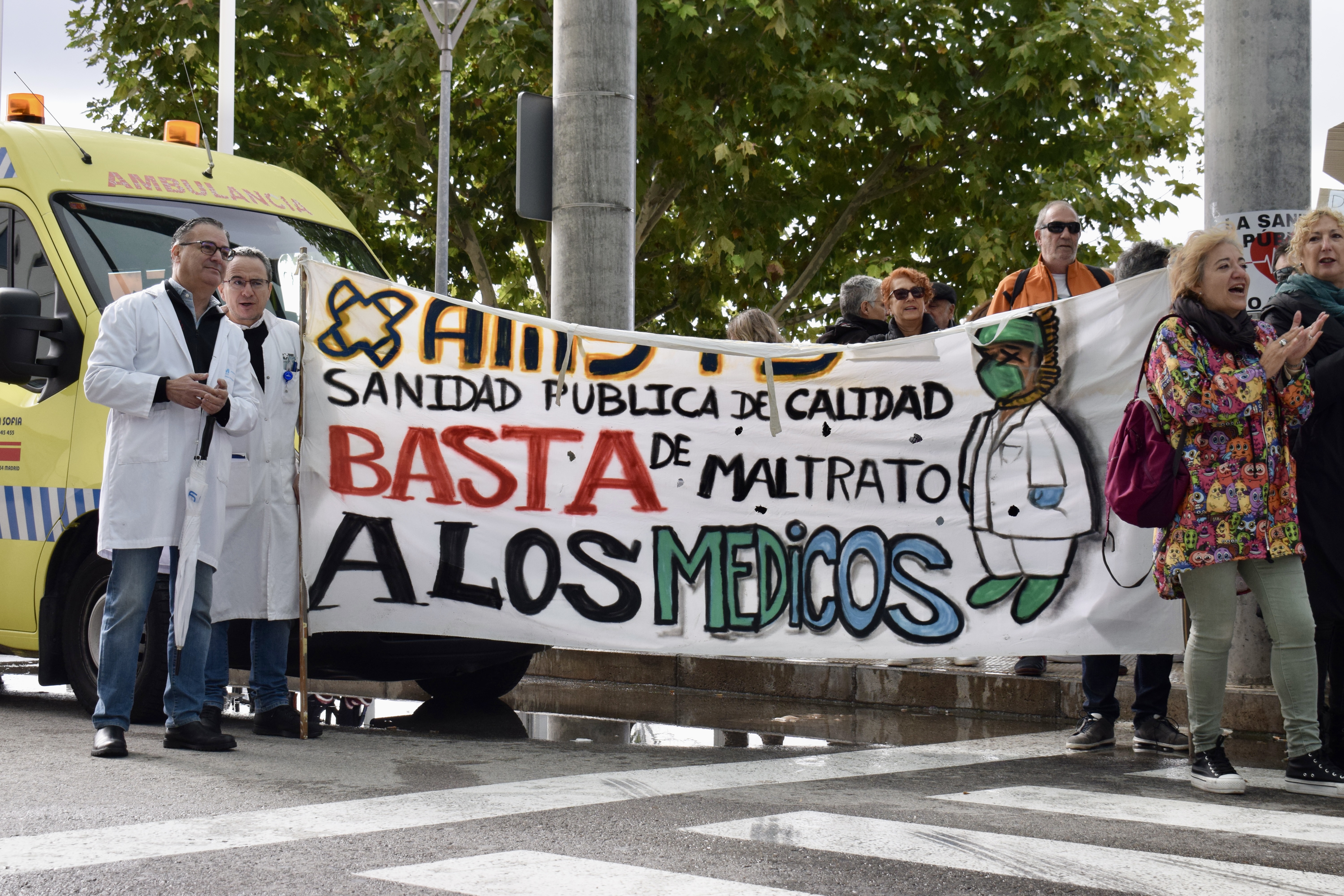 Sindicatos, vecinos y sanitarios protestan frente al Hospital del Sureste porque solo quedan la mitad de médicos en urgencias.
