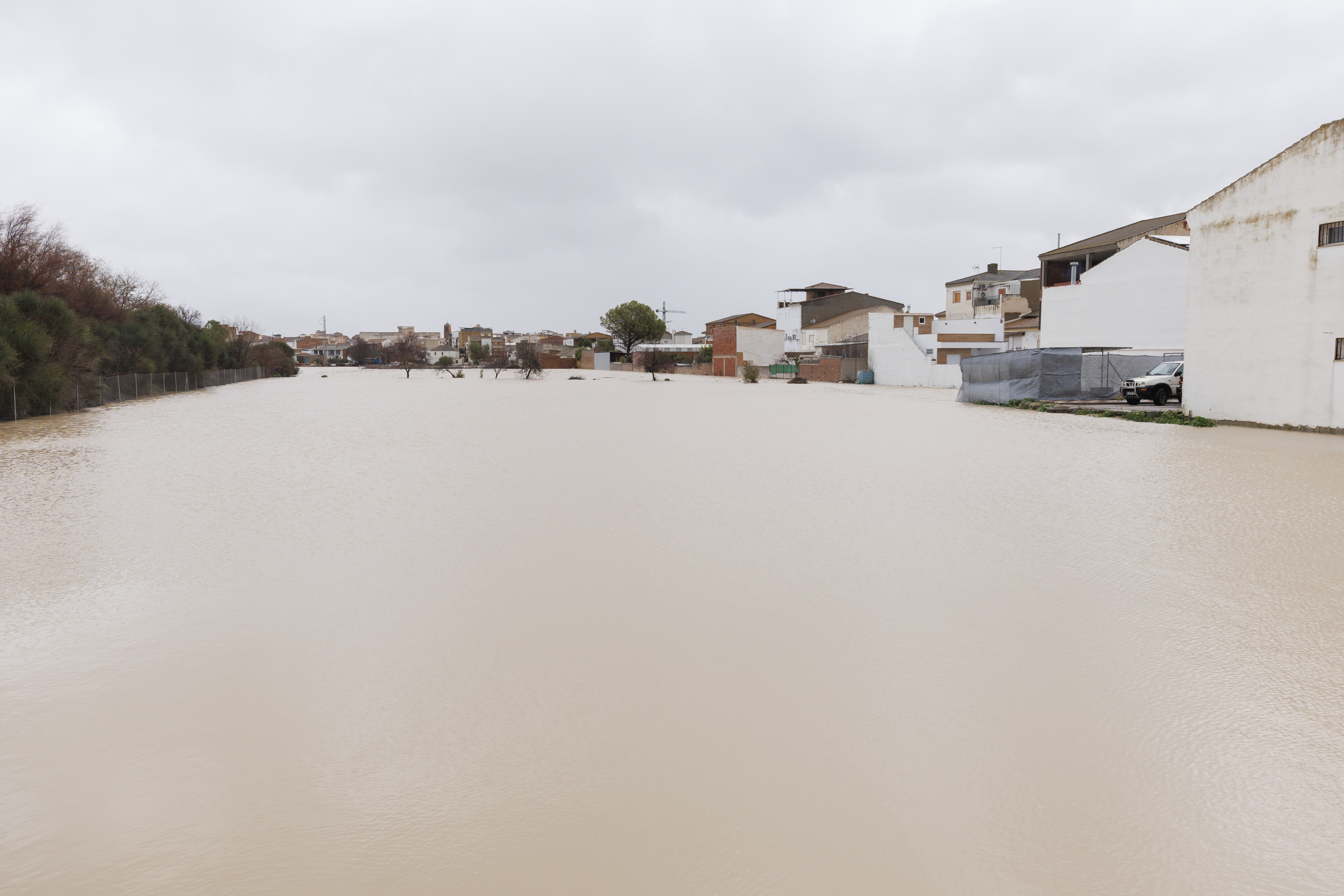 Zonas inundadas por las intensas lluvias de las últimas jornadas próximas en la localidad de Huertor Tájar. A 5 de febrero de 2026 en Granada (Andalucía, España). La provincia de Granada se encuentra en aviso naranja este jueves hasta las 18 horas ante las previsibles fuertes rachas de viento, de hasta los 70 km por hora, por lo que las fuerzas y cuerpos de seguridad del Estado se encuentran activadas y plenamente operativas por si fuera necesaria su intervención. De hecho, la UME actúa en la localidad de Huertor-Tajar.
05 FEBRERO 2026
Álex Cámara / Europa Press
05/02/2026