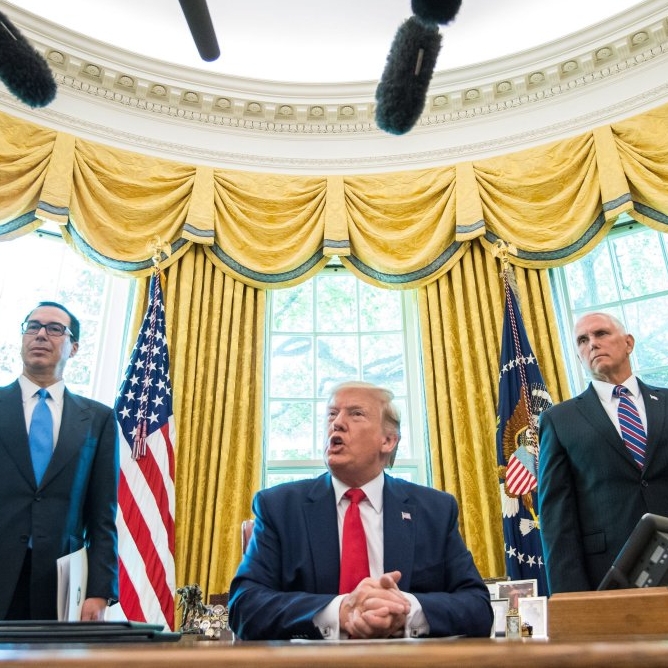 El presidente de Estados Unidos, Donald Trump, conversa con los medios tras firmar una orden ejecutiva en la que impone sanciones financieras al líder supremo de Irán, Ali Jameneí, y a su entorno, en plena escalada de tensión por el derribo de un dron estadounidense la semana pasada en el golfo Pérsico, este lunes en Washington, EE.UU.