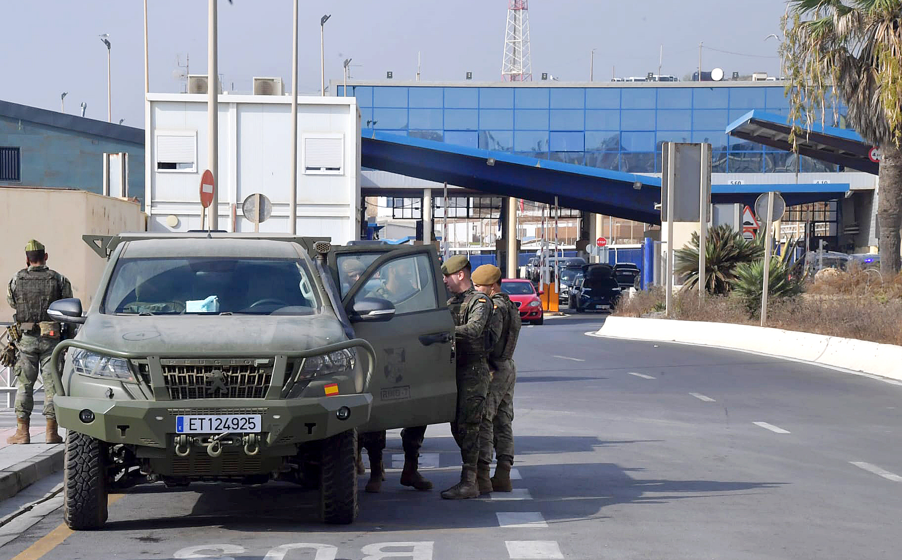 Efectivos militares en la frontera de El Tarajal, este sábado. 