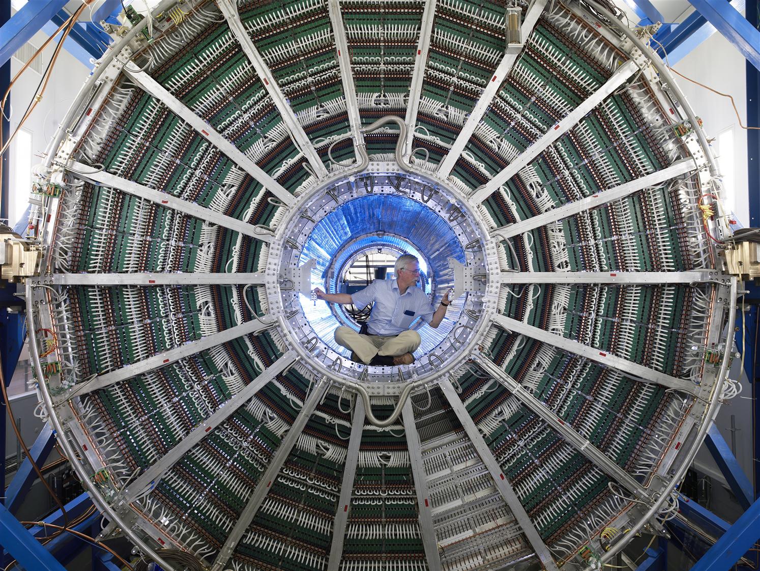 Un técnico analiza el interior de uno de los detectores del LHC en una imagen de archivo.