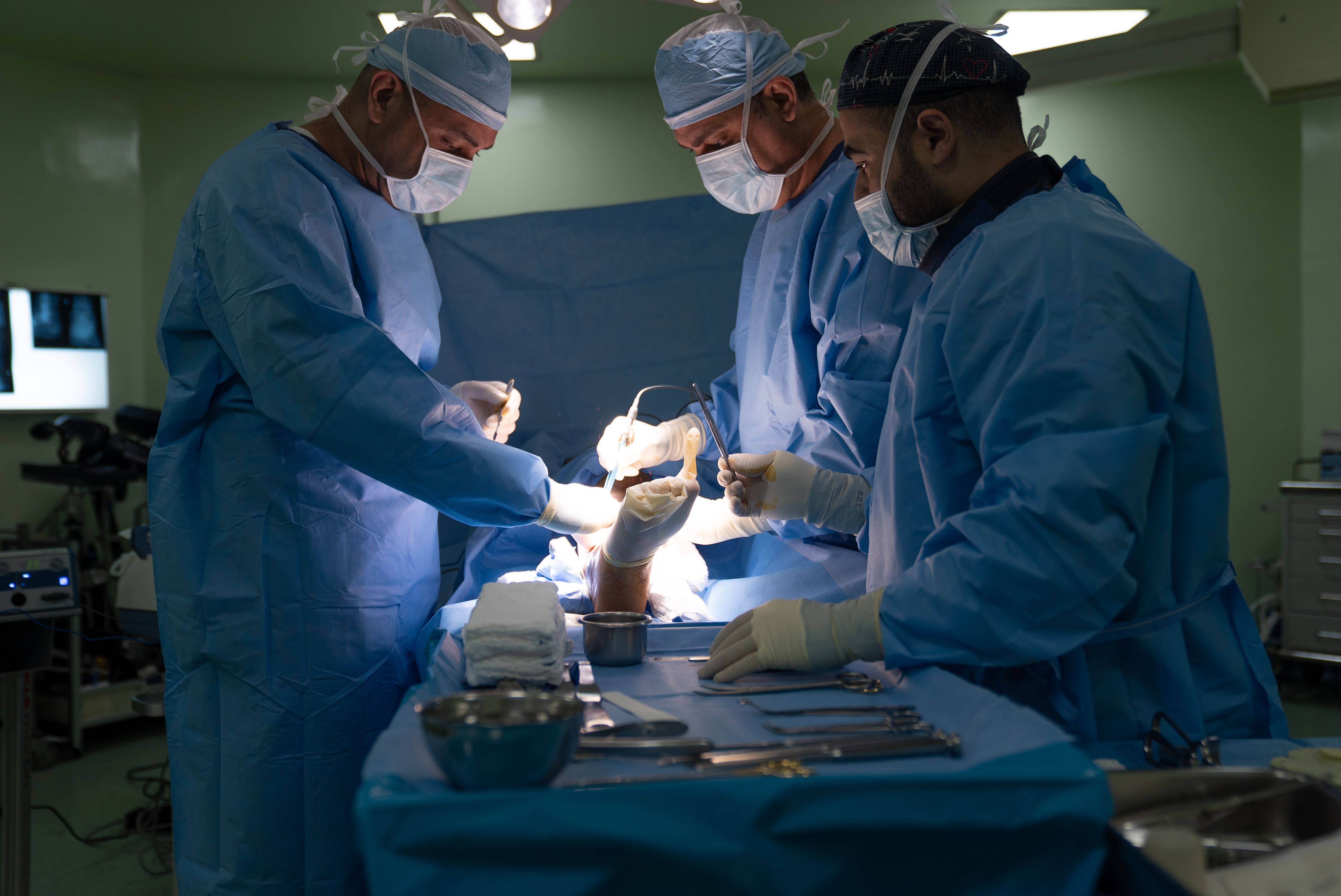 El doctor Ashraf Nabhan y su equipo operan una fractura de tibia el miércoles 15 de marzo en el Hospital de Médicos Sin Fronteras en Amán. 