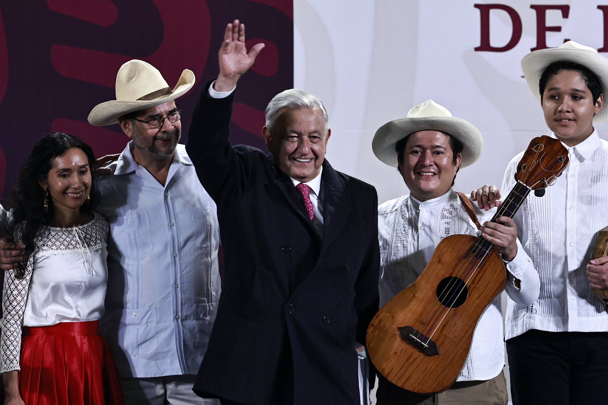 El presidente de México, Andrés Manuel López Obrador, se despide durante una rueda de prensa este lunes en el Palacio Nacional.