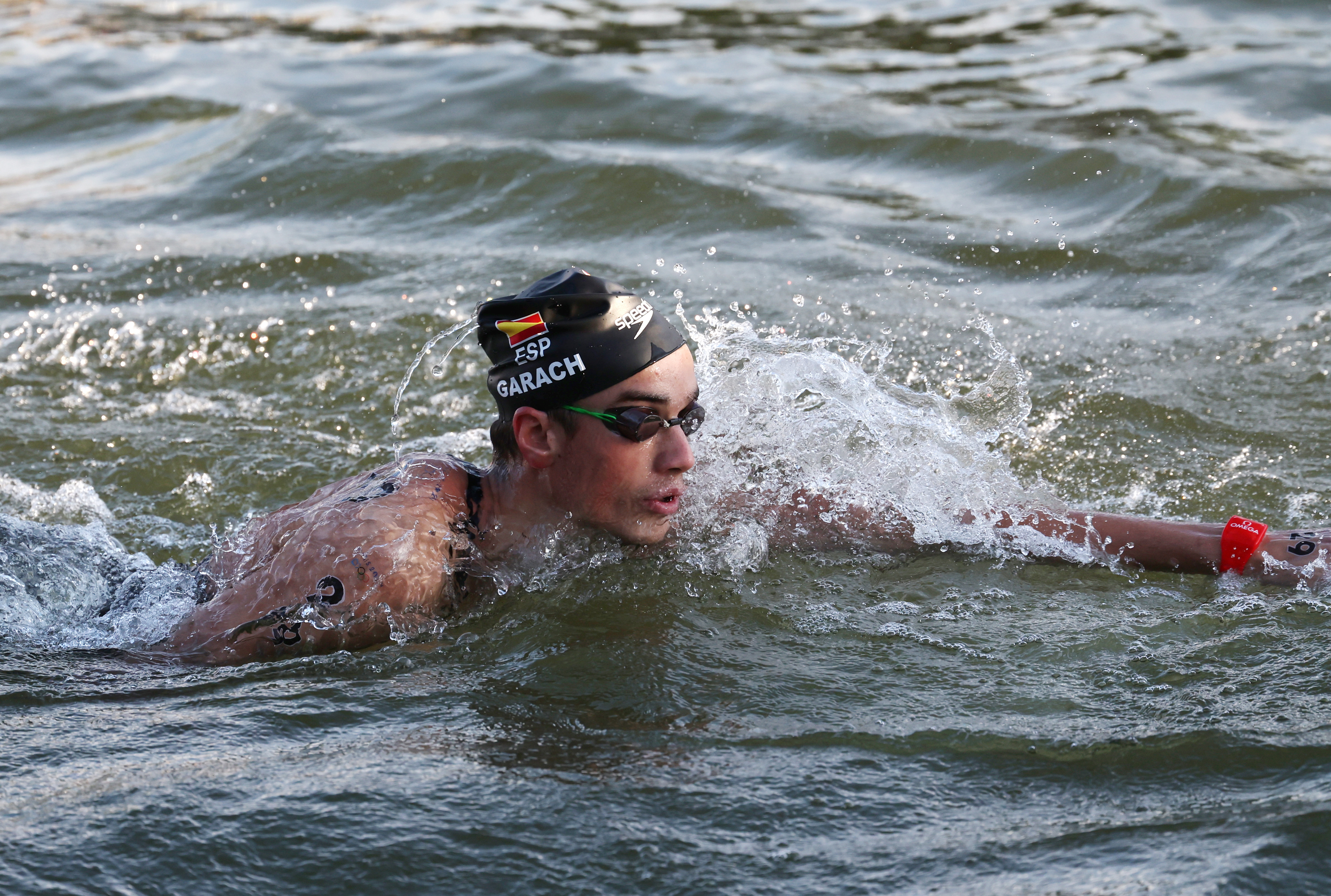 Carlos Garach durante la prueba de los 10km de natación en aguas abiertas. 