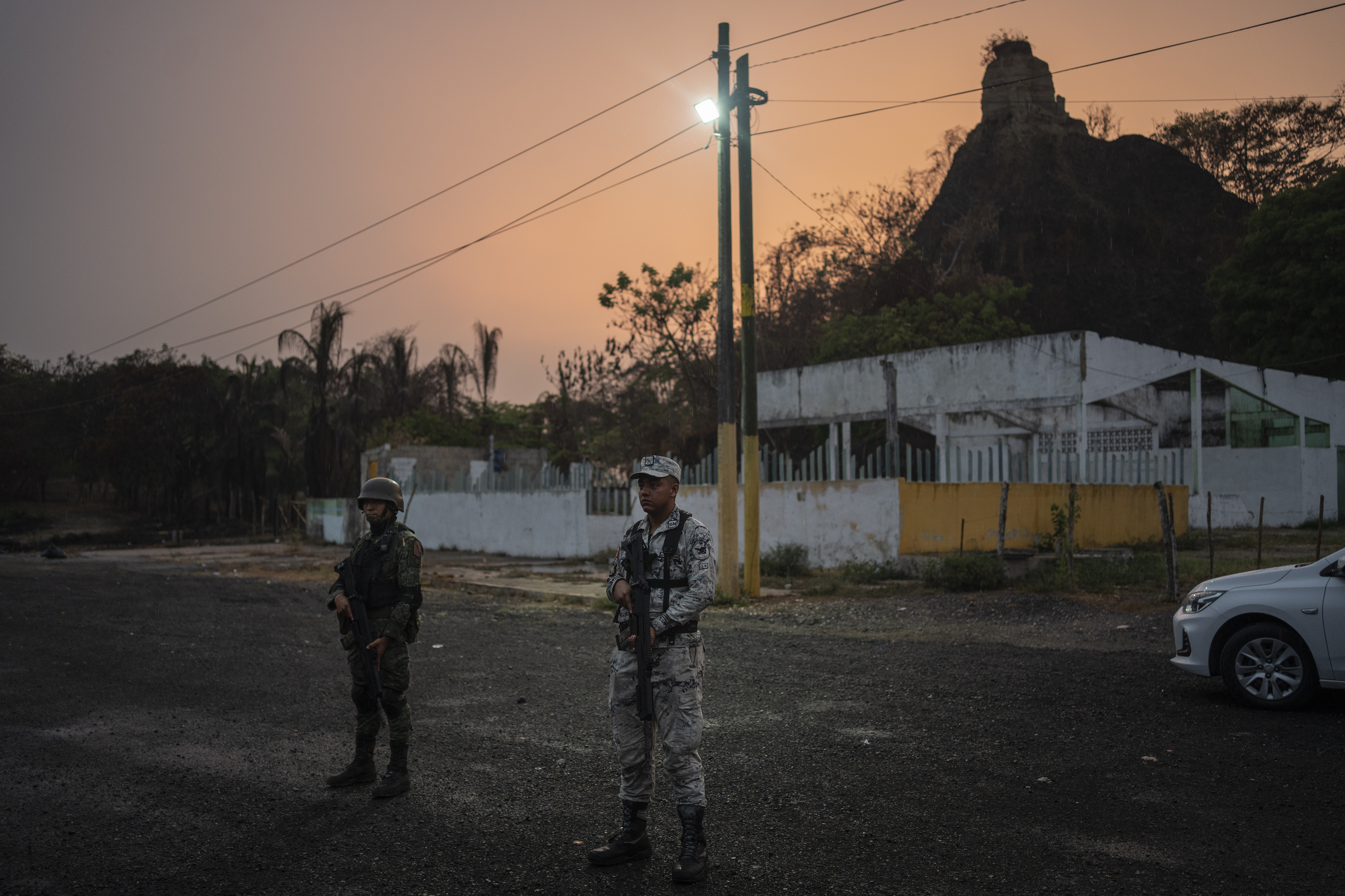 Oficiales de la Guardia Nacional vigilan en un puesto de control en Nuevo Teapa, Veracruz (México).