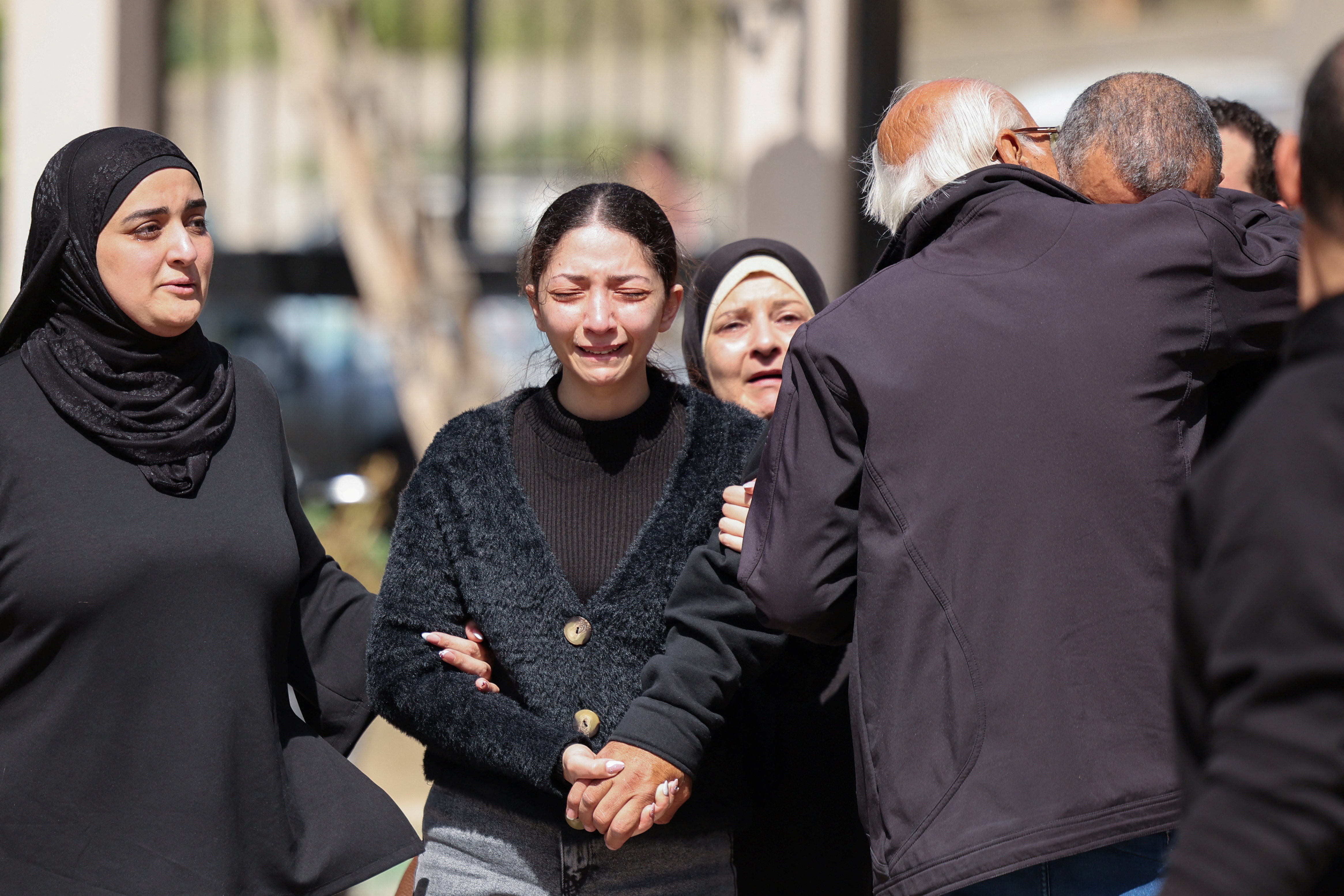 Pessoas em luto reagem durante o funeral de Fahmi Mahieddine al-Chami, membro da Defesa Civil Libanesa que, segundo a mídia local, foi morto na quarta-feira em um ataque aéreo israelense que atingiu um veículo em Sidon, Líbano, após uma escalada de tensões entre o Hezbollah e Israel em meio ao conflito entre os EUA e Israel com o Irã. A foto é de 19 de março de 2026. Foto: REUTERS/Amr Abdallah Dalsh