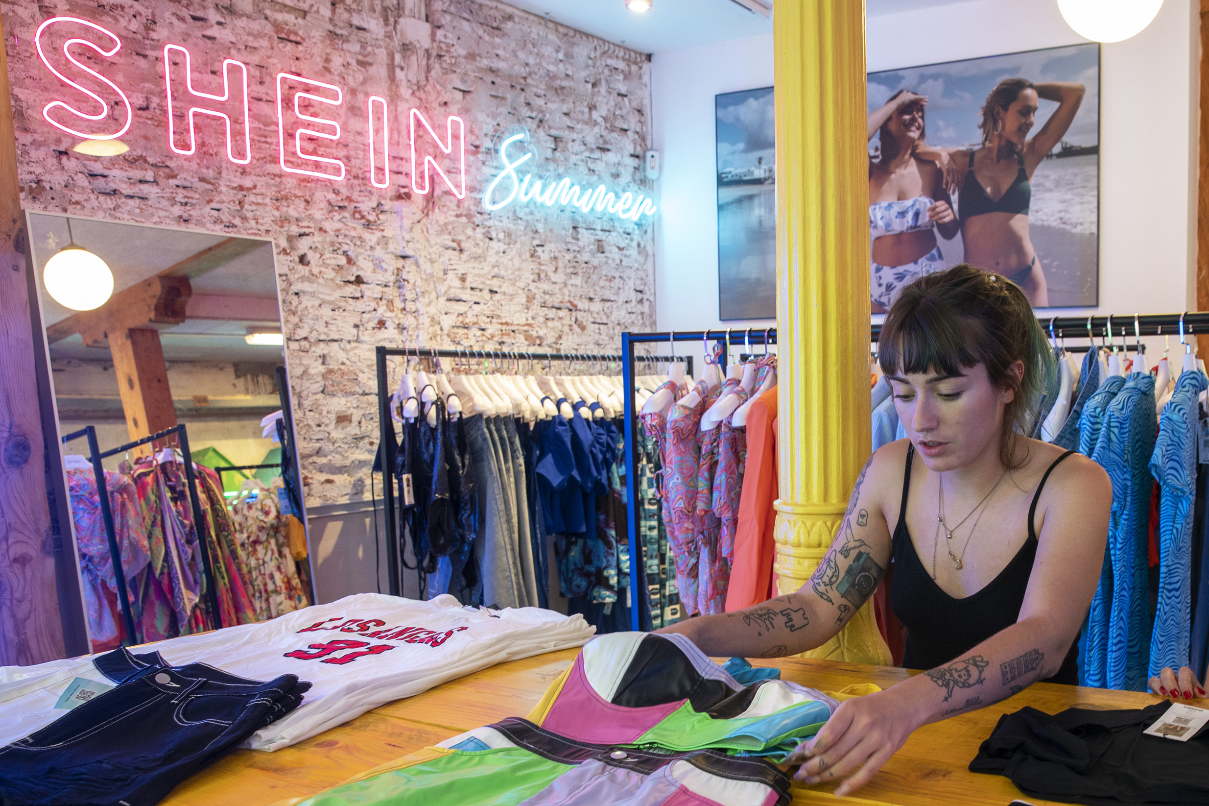 Así fue la apertura de la tienda Shein en Madrid: las colas para entrar, en  imágenes | Fotos | Economía | EL PAÍS