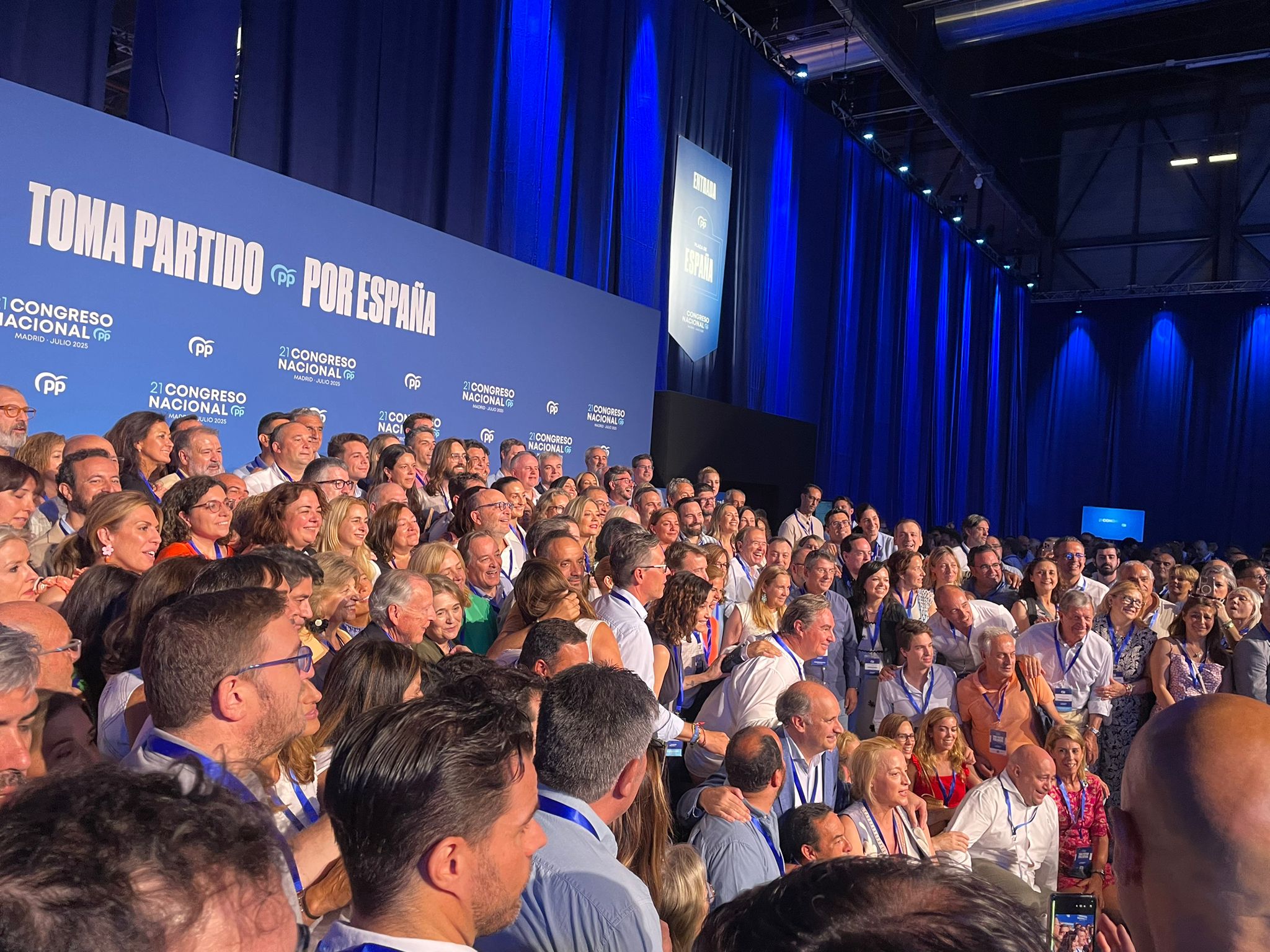 Foto de familia del PP madrileño, que corea presidenta, presidenta, a Isabel Díaz Ayuso antes de que comienza la sesión vespertina del Congreso Nacional del PP. En unos minutos intervendrá Beatriz Fanjul, presidenta de Nuevas Generacines, y sobre las 17.45, el presidente en funciones, Alberto Núñez Feijóo.