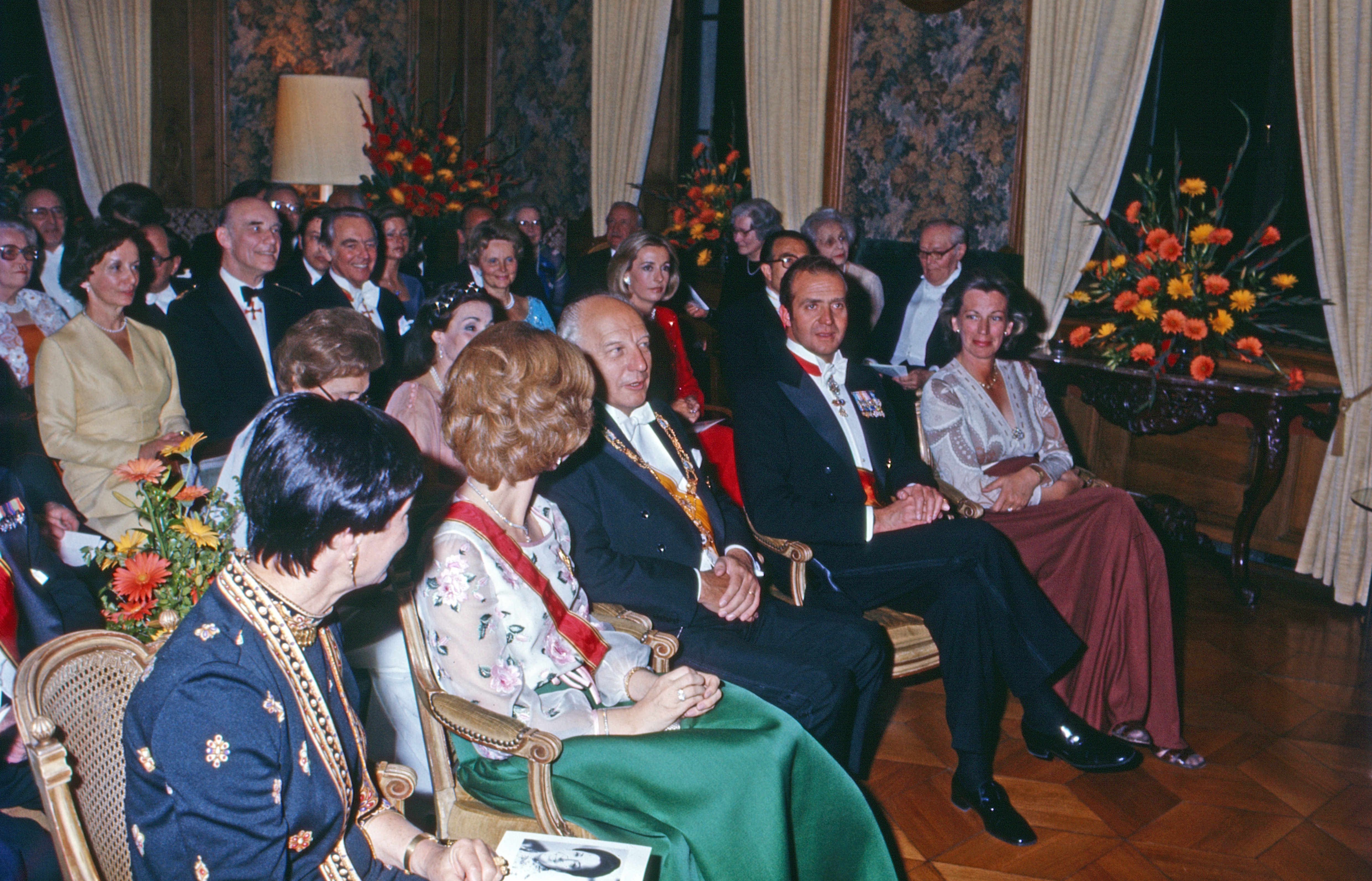 La reina Letizia recupera un vestido de Valentino de 1977 de la reina Sofía  | Gente | EL PAÍS
