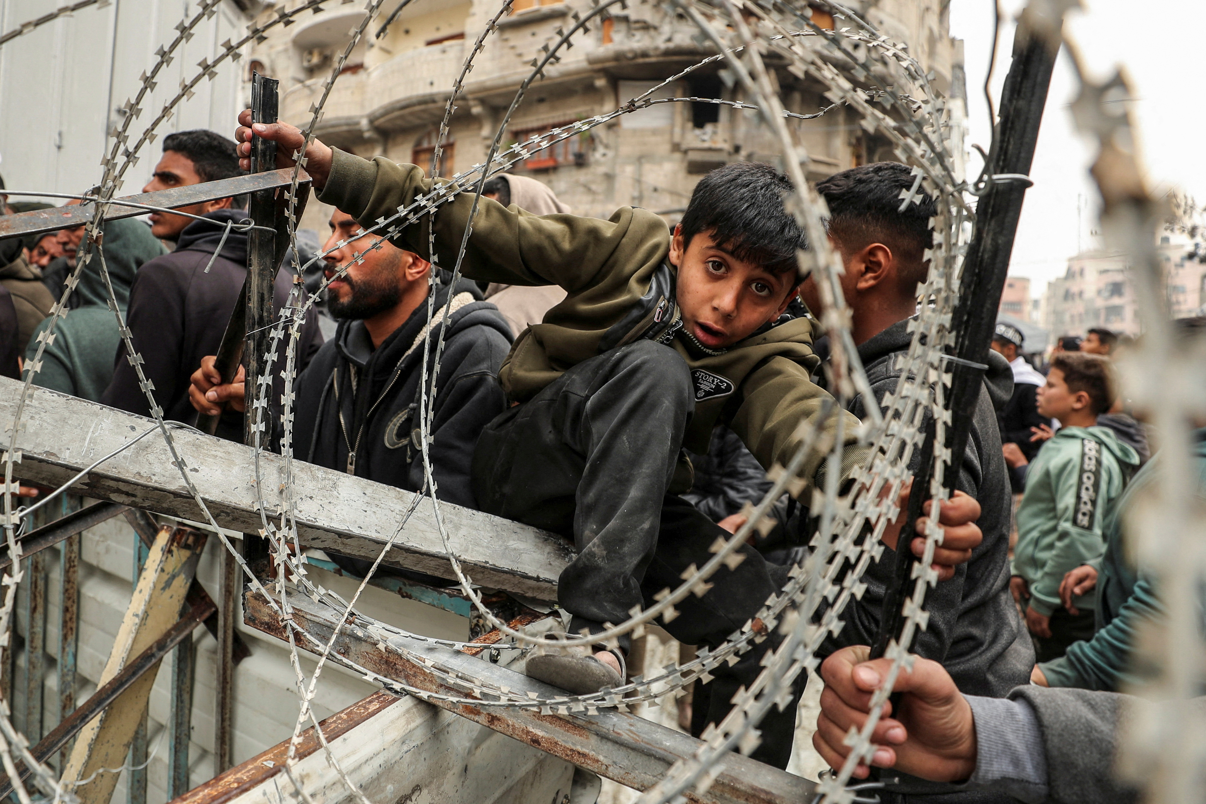 Palestinos esperan a comprar pan en Gaza.