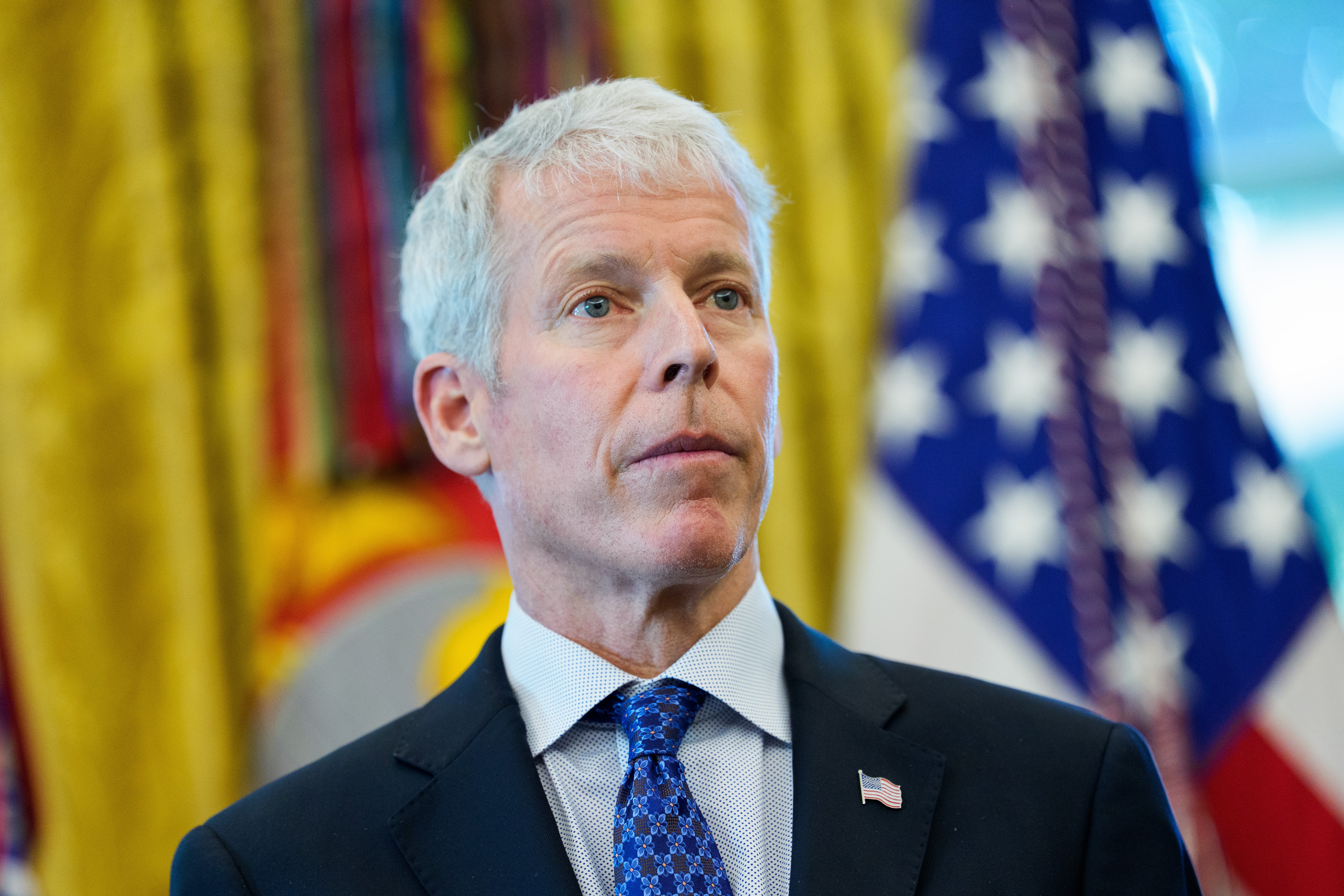 . BOGOTÁ (COLOMBIA), 07/01/2026.- Fotografía de archivo fechada el 6 de octubre de 2025 del secretario de Energía de Estados Unidos, Chris Wright, hablando a los medios en la Casa Blanca en Washington (EE.UU.). Estados Unidos controlará la venta de petróleo de Venezuela por tiempo "indefinido" y depositará el dinero que resulte de esas transacciones en cuentas controladas por Washington, avisó este miércoles el secretario de Energía estadounidense, Chris Wright. EFE/EPA/Aaron Schwartz - Pool via CNP / POOL ARCHIVO