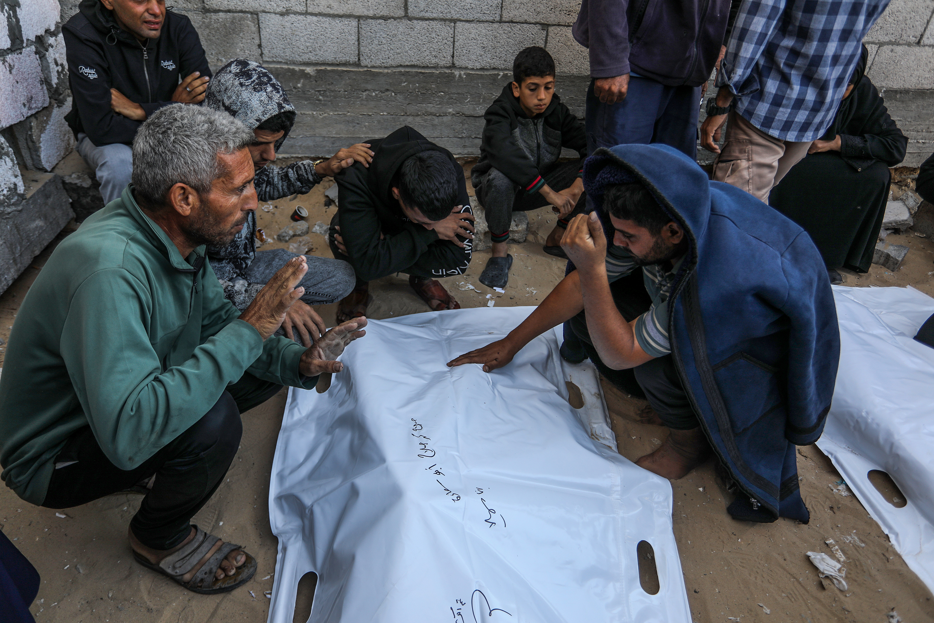 20 October 2025, Palestinian Territories, Gaza City: Palestinians bid farewell to their relatives and loved ones killed in an Israeli attack, despite the ceasefire agreement, in Gaza City. Photo: Abed Rahim Khatib/dpa
20/10/2025 ONLY FOR USE IN SPAIN