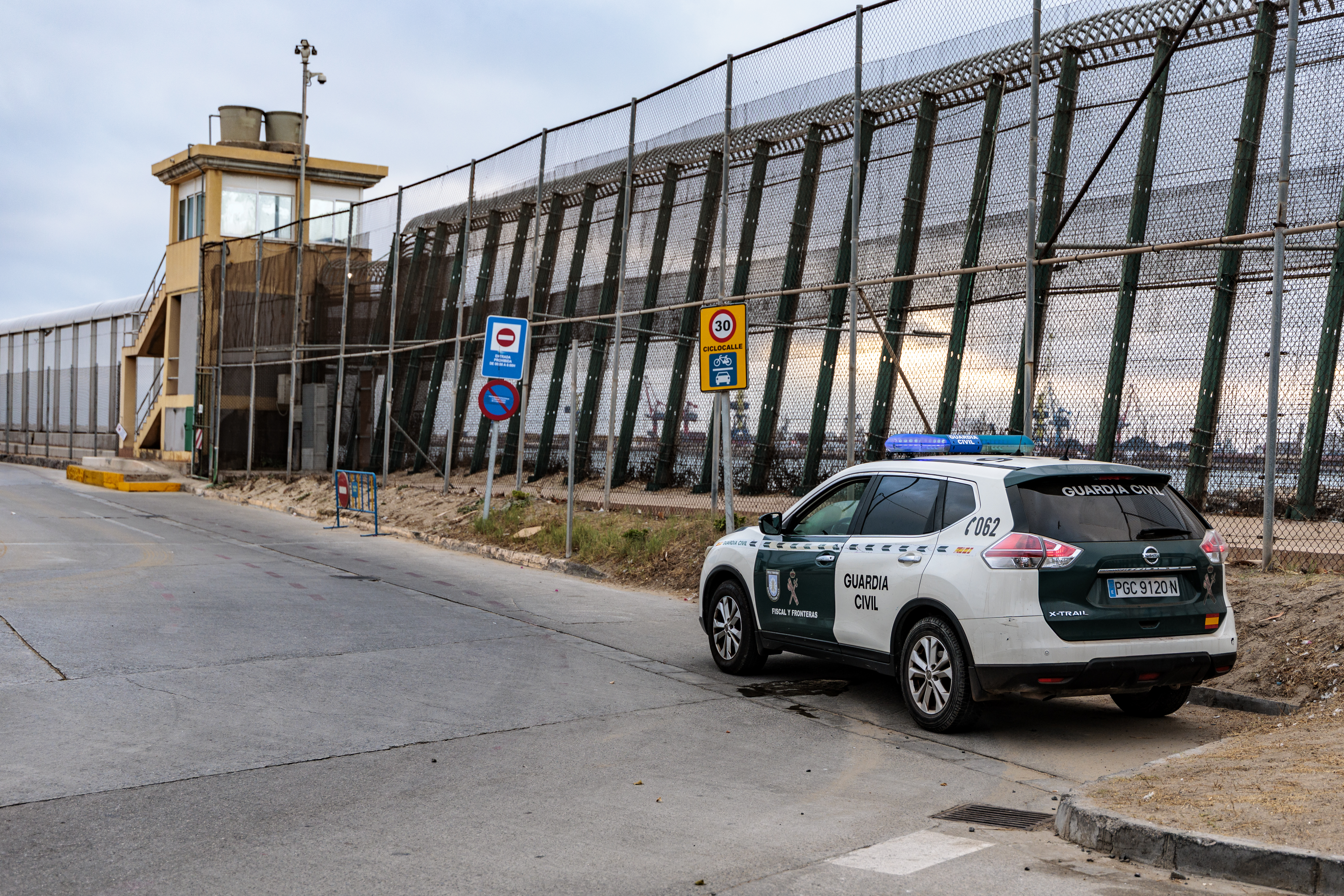 Un vehículo de la Guardia Civil en la valla de Melilla, este sábado.