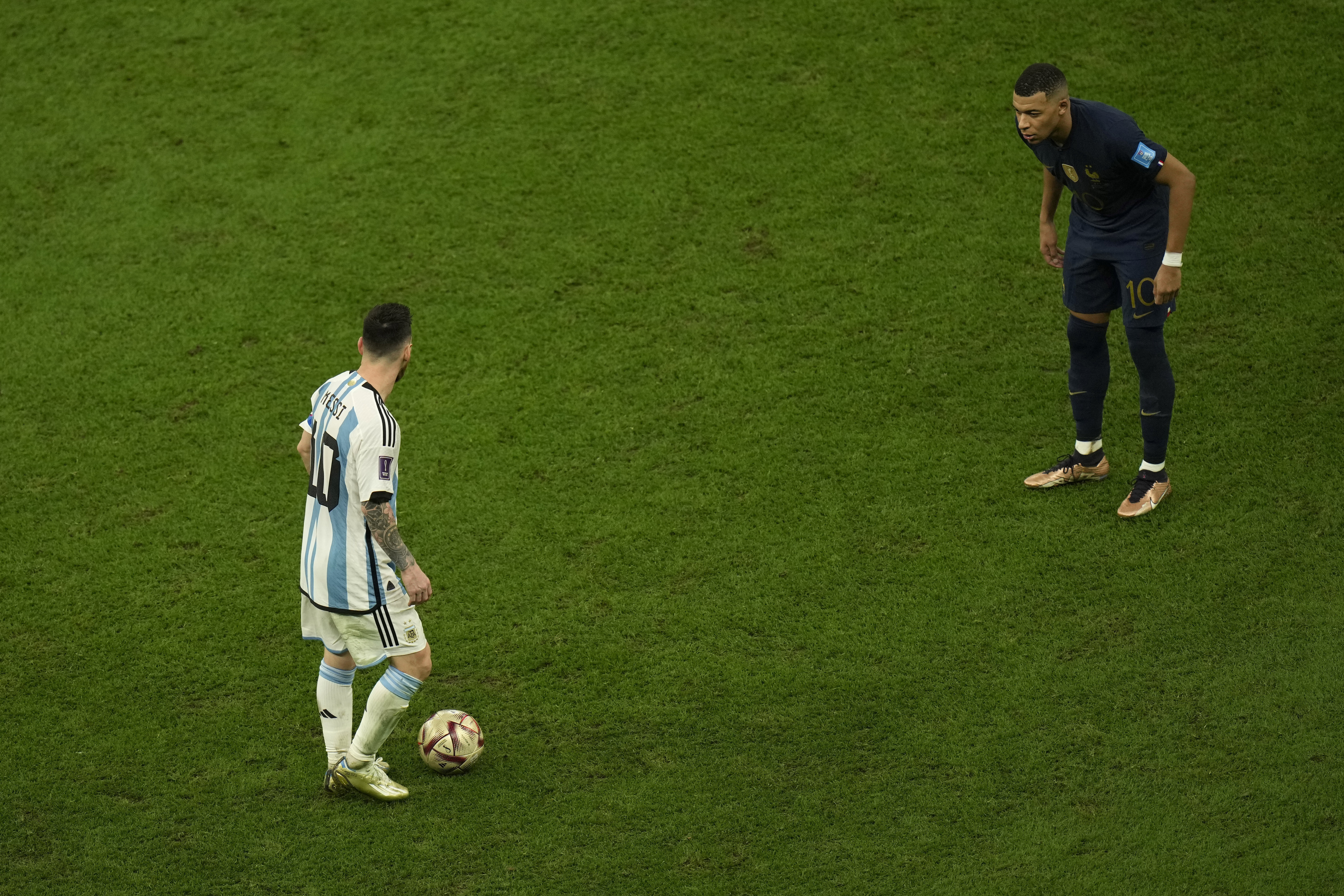Lionel Messi y Kylian Mbappé durante la final disputada el pasado domingo.