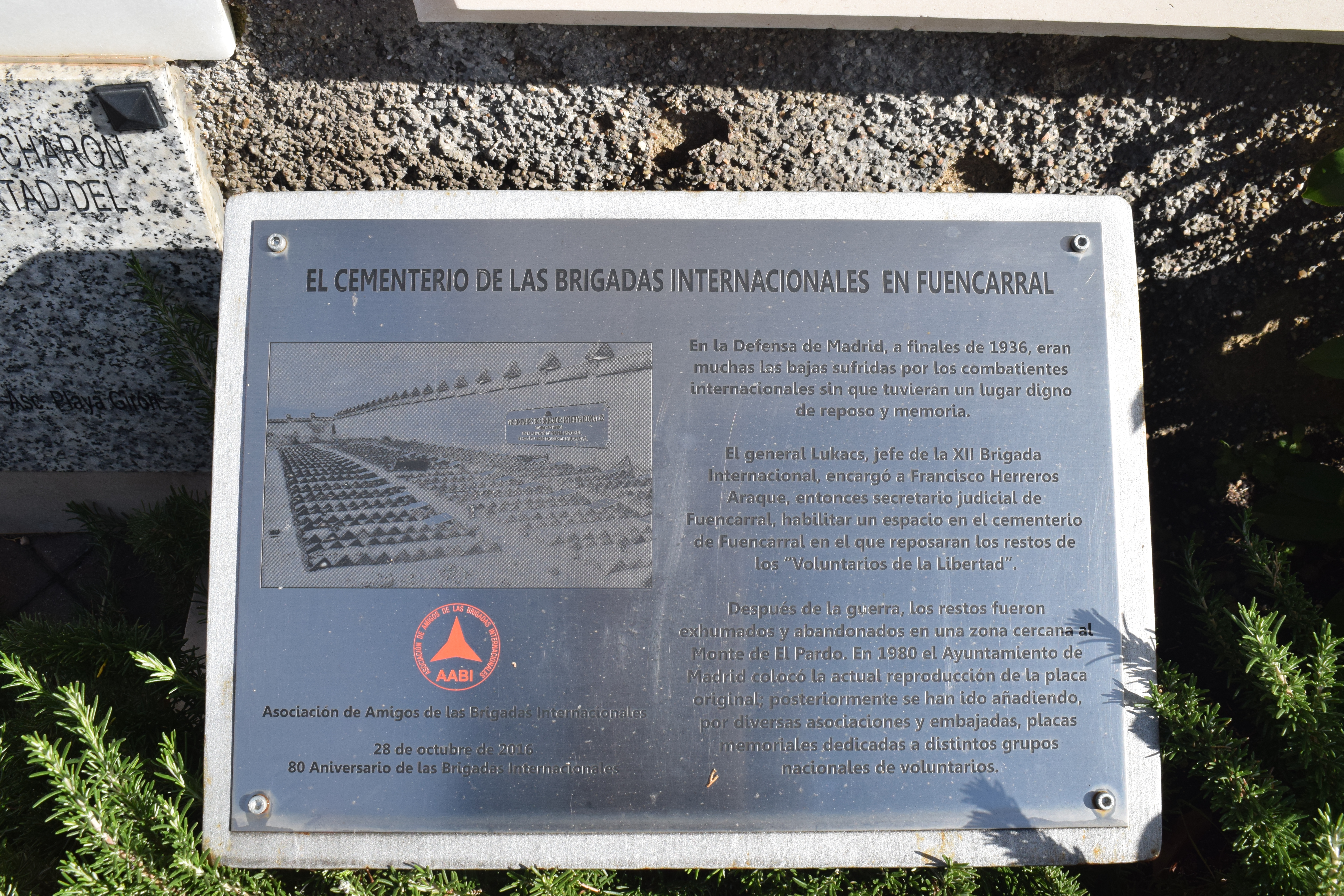 Una de las placas que homenajea a los brigadistas internacionales, en el Cementerio de Fuencarral. 